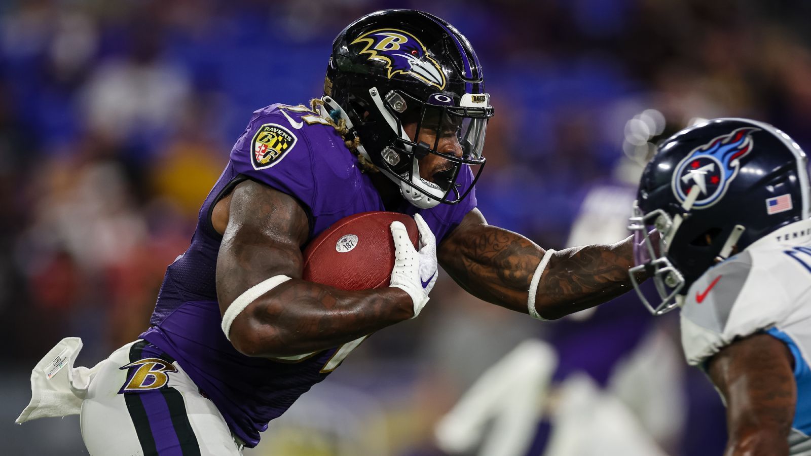 
                <strong>Corey Clement (Running Back)</strong><br>
                Gleich mit ihm darf Running Back Corey Clement seine Sachen in Baltimore packen. Vergangene Saison bei den Dallas Cowboys noch mit Einsatz in allen 18 Saisonspielen, schafft er jetzt bei den Ravens nicht einmal mehr den Sprung in die zweite Phase. Clement kommt für die Philadelphia Eagles und Cowboys auf insgesamt 64 NFL-Spiele, 1.164 Scrimmage Yards sowie 10 Touchdowns.
              