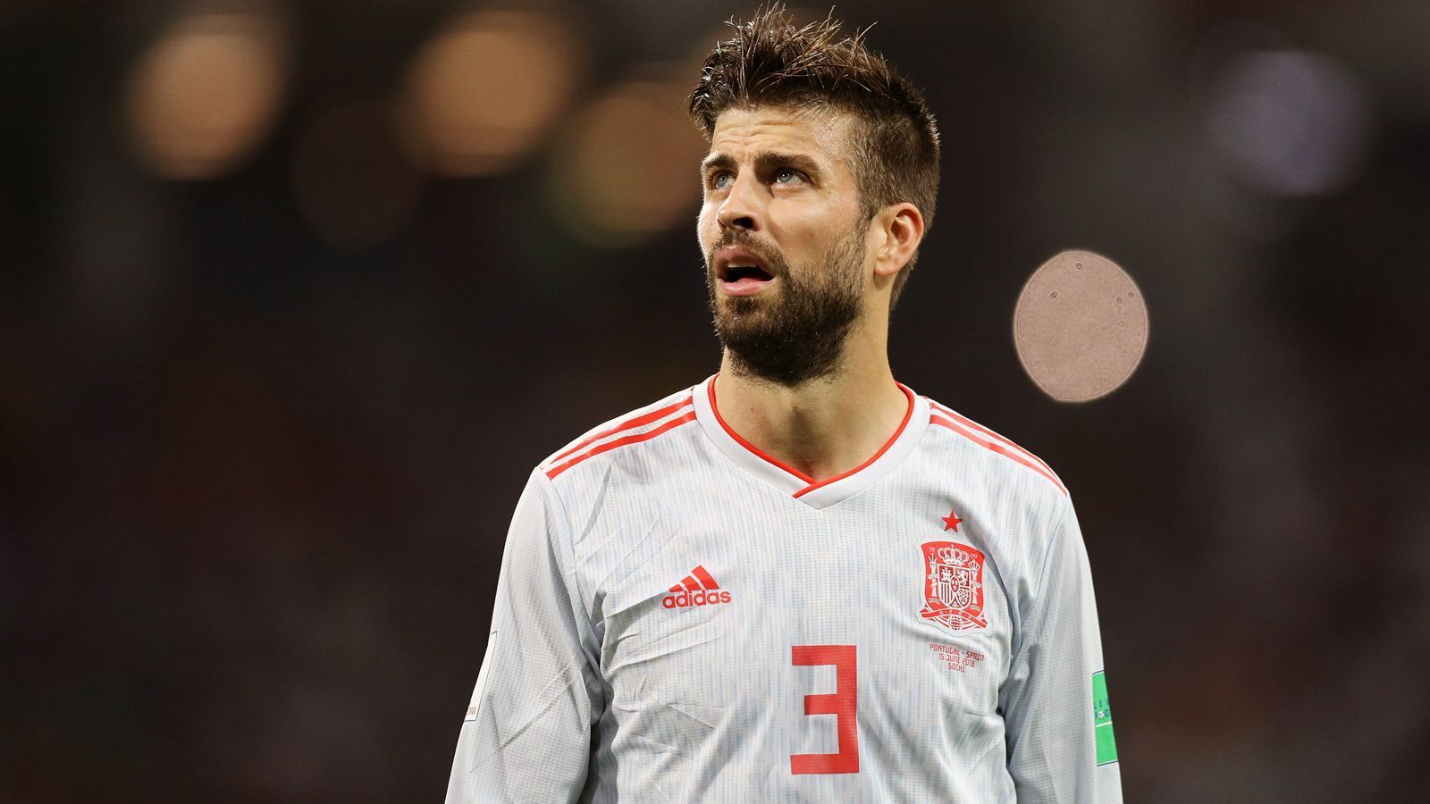 
                <strong>Gerard Pique (Spanien)</strong><br>
                Der frühere Welt- und Europameister Gerard Pique macht seine Ankündigung nun tatsächlich wahr. Der 31-Jährige tritt mit sofortiger Wirkung aus der spanischen Nationalmannschaft zurück, wird das Trikot der "Seleccion" nach 103 Länderspielen in Zukunft nicht mehr tragen. Der Verteidiger des FC Barcelona kündigte seinen Rückzug aus Spaniens Nationalmannschaft bereits vor längerer Zeit an und vollzog diesen Schritt nun auch offiziell. Bei der WM-Endrunde 2018 schied er mit Spanien im Achtelfinale nach Elfmeterschießen gegen Gastgeber Russland aus.
              