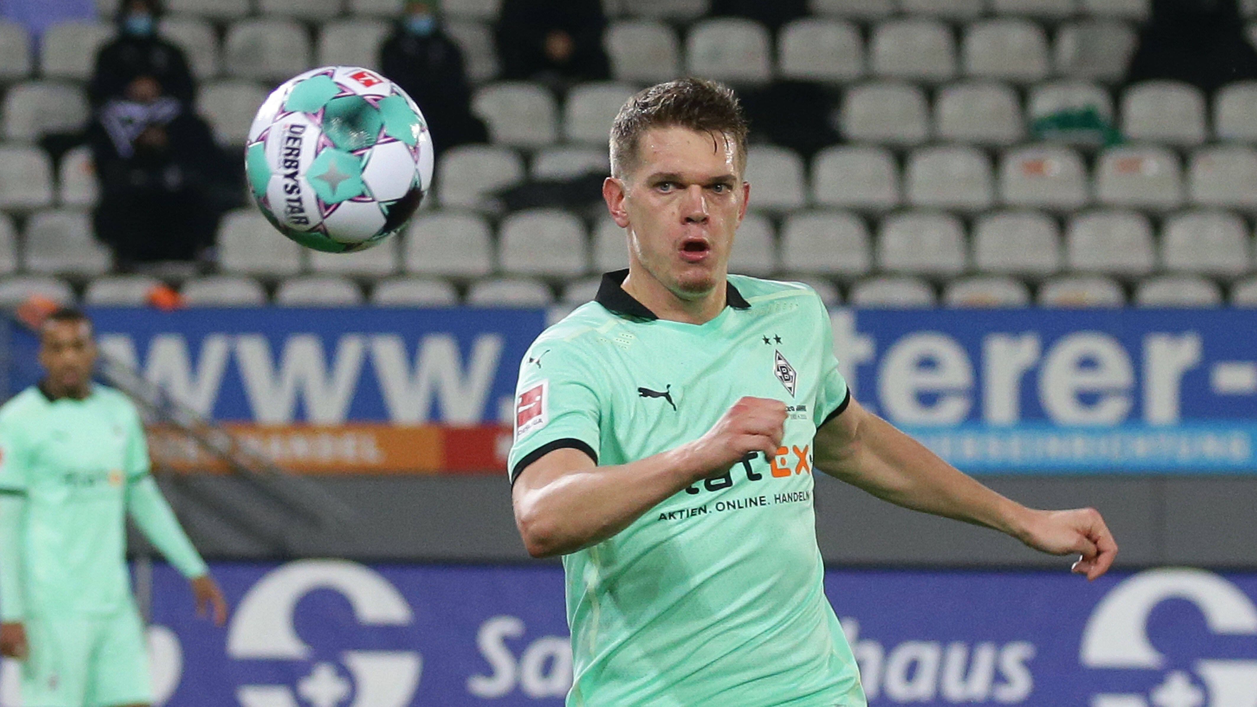 
                <strong>Abwehr: Matthias Ginter (Borussia Mönchengladbach)</strong><br>
                Im Hammer-Jahr 2020 verpasste Matthias Ginter kaum ein Spiel. Sowohl für die Borussia als auch in der Nationalmannschaft stand der 26-Jährige fast pausenlos auf dem Platz. Zur Belohnung gibt es die TOTY-Nominierung.
              