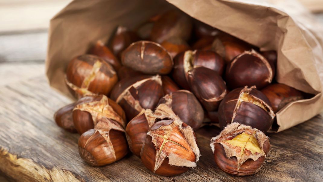 Mmmhm, frisch geröstete Maroni! Da geht unser kulinarisches Herz direkt auf. Wie dir die Köstlichkeit vom Weihnachtsmarkt ganz einfach selbst gelingt...