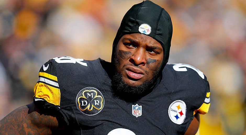 
                <strong>Pittsburgh Steelers: Le'Veon Bell (Running Back)</strong><br>
                Wie NFL-Insider Ian Rapoport berichtet, werden die Steelers ihren Franchise Tag noch vor der Deadline am Dienstag für Le'Veon Bell verwenden. Eigentlich hätten beide Seiten auf einen Langzeit-Vertrag hingearbeitet, aber es sei zu einer "dramatischen Wendung in den Gesprächen" gekommen. Trotzdem würden beide Partien weiterhin an einem Deal arbeiten. Bell hatte bereits angekündigt, dass er ein Karriereende in Betracht ziehen würde, sollten die Steelers ihn mit dem Franchise Tag ausstatten. Der 26-Jährige pocht auf einen großen Vertrag. 2017 bekam Bell bereits den Franchise Tag verpasst und verdiente dadurch 12,12 Millionen Dollar. 
              