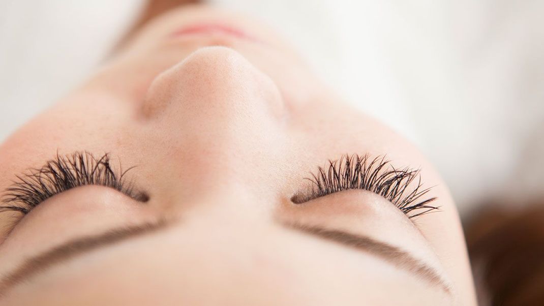 Schöne lange Wimpern: Wir verraten euch unsere Beauty-Hacks, mit denen ihr im Handumdrehen Schwung in eure Wimpern bringt.