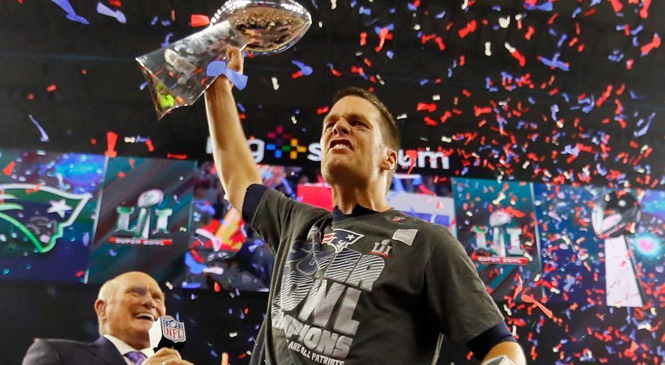 
                <strong>Überragende Patriots-Saison 2016</strong><br>
                Betrachtet man die acht Zwölf-Siege-Saisons der New England Patriots genauer, so ragen drei Spielzeiten heraus. 2010 hatten die Patriots eine Bilanz von 14-2, schieden aber direkt aus den Playoffs aus. Im Jahr drauf gelang eine Bilanz von 13-3, die Patriots verloren im Super Bowl. 2016 schaffte das Team um Quarterback Tom Brady ebenfalls eine Bilanz von 14-2 und gewann den Super Bowl. In allen anderen Spielzeiten lag die Bilanz bei 12-4.
              