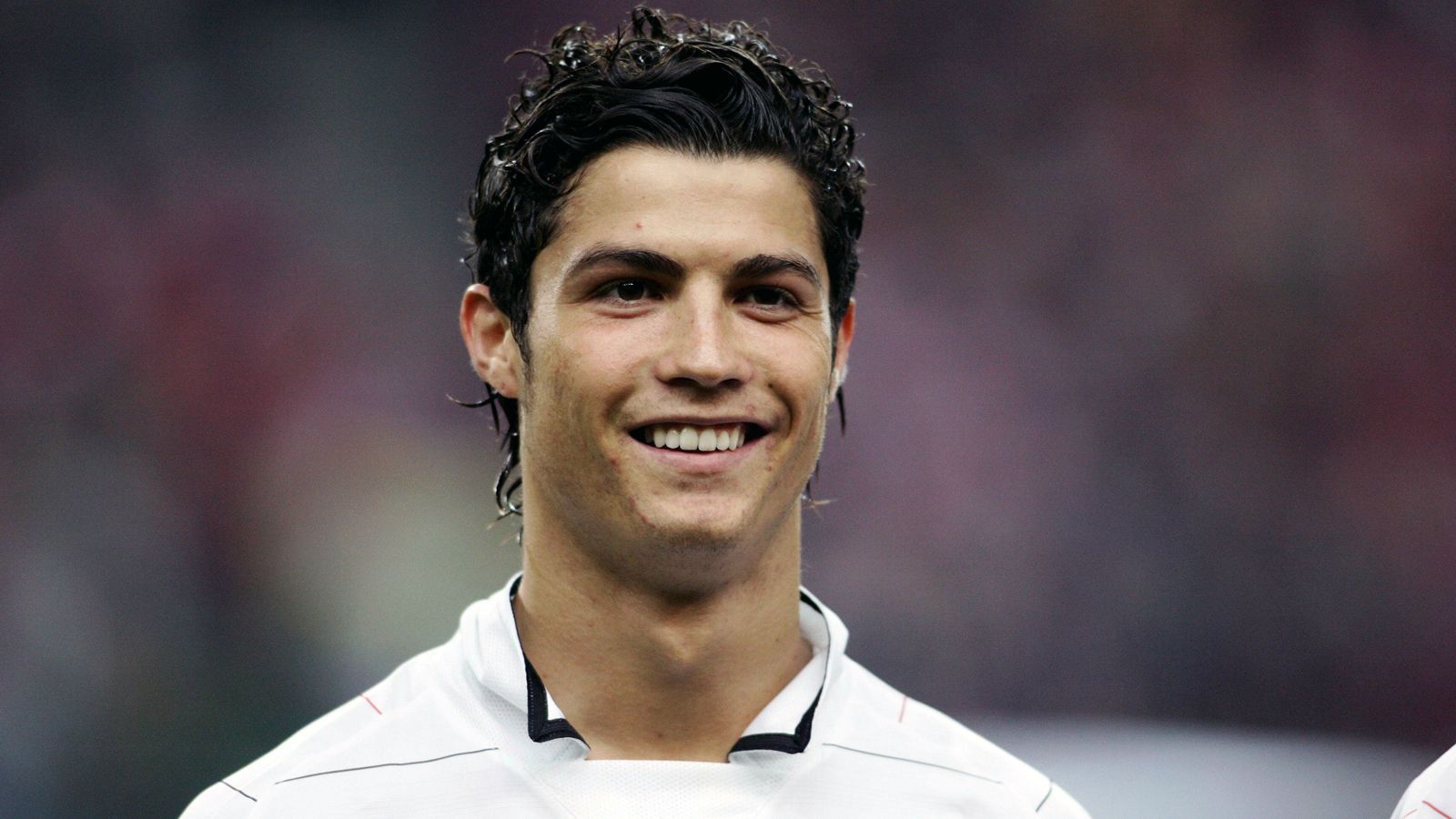 
                <strong>Cristiano Ronaldo bei Manchester United</strong><br>
                Bei Manchester United, wo CR7 von 2003 bis 2009 spielte, stieg der Portugiese vom Talent zum Star auf. Dort wurde er frisurentechnisch dann auch erstmals zum Trendsetter für Millionen Jugendliche. 
              