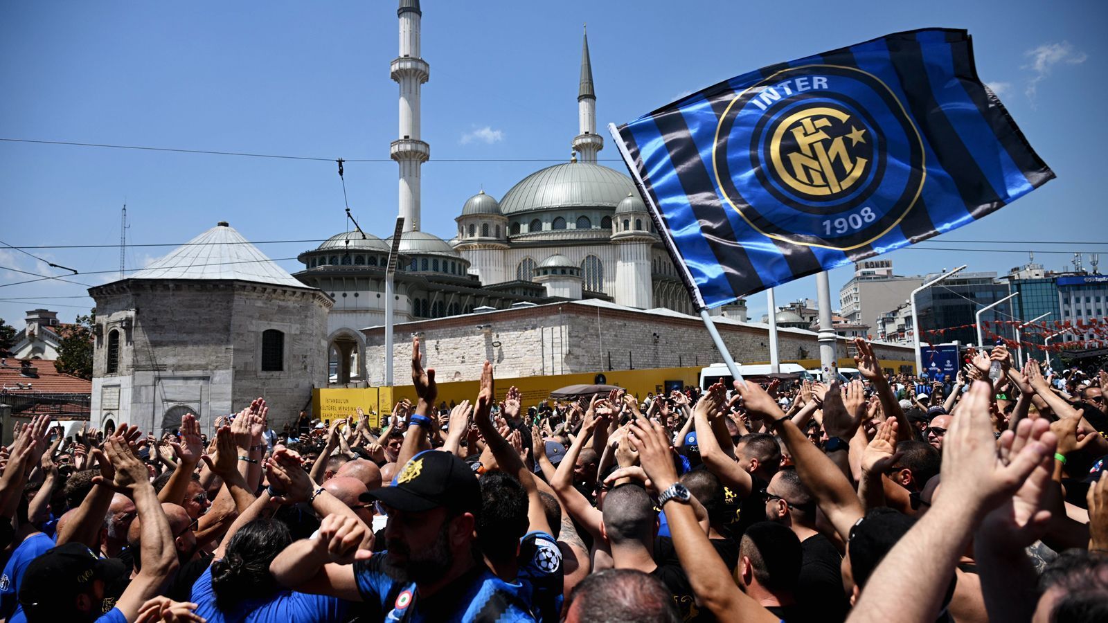 
                <strong>Inter-Fans feiern vor Moschee </strong><br>
                Rund um das Finale in Istanbul machten beide Fanlager die türkische Metropole zur Party-Zone. Hier feierten die Inter-Anhänger unmittelbar in der Nähe einer Moschee. 
              