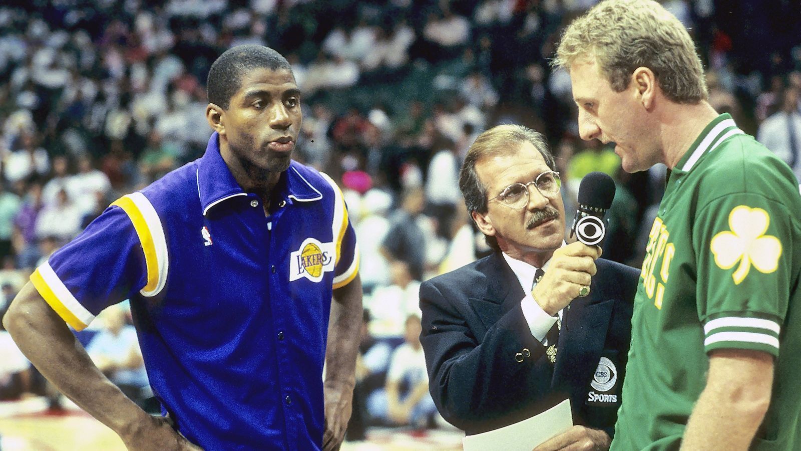 
                <strong>Bird und "Magic" beleben die Achtziger</strong><br>
                Eine eher sportliche und weniger persönliche Rivalität wurde von Larry Bird und Earvin "Magic" Johnson gelebt. Die heutigen Legenden und Hall-of-Famer dominierten die 80er-Jahre und trafen sich drei Mal in den Finals. Insgesamt gewannen die Lakers fünf und die Celtics drei Titel in dem Jahrzehnt. Nachdem die Lakers 1980 vor- und die Celtics 1981 nachgelegt hatten, war die Rivalität bereits so groß, dass die Celtics-Fans, deren Team 1982 vor dem Playoff-Aus gegen die Philadelphia 76ers stand, die Sixers mit "Beat L.A."-Sprechchören anfeuerten. 
              