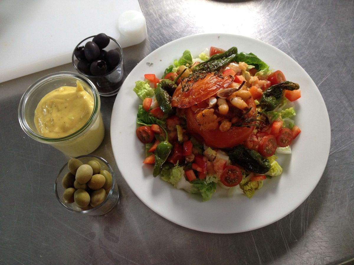 Guidos gefüllte Tomate auf Salat 