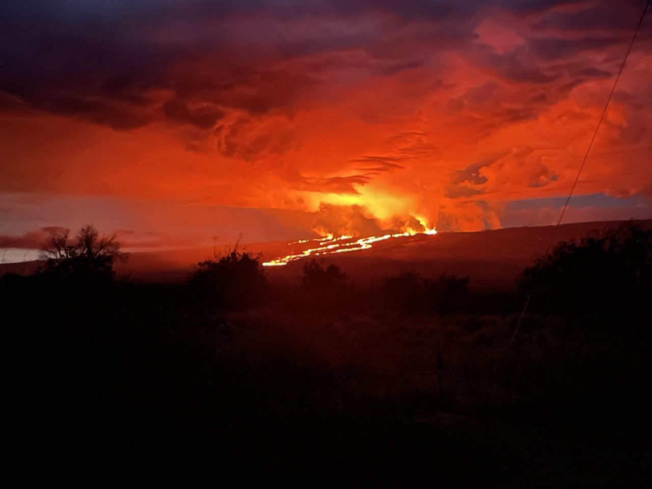 Der Mauna Loa ist rund 4.200 Meter hoch und reicht etwa 5.000 Meter ins Meer hinunter. Sein Durchmesser misst 120 Kilometer. Die Lava-Ströme konnten beim letzten Ausbruch Oberflächen-Temperaturen über 1.000 Grad Celsius erreichen.