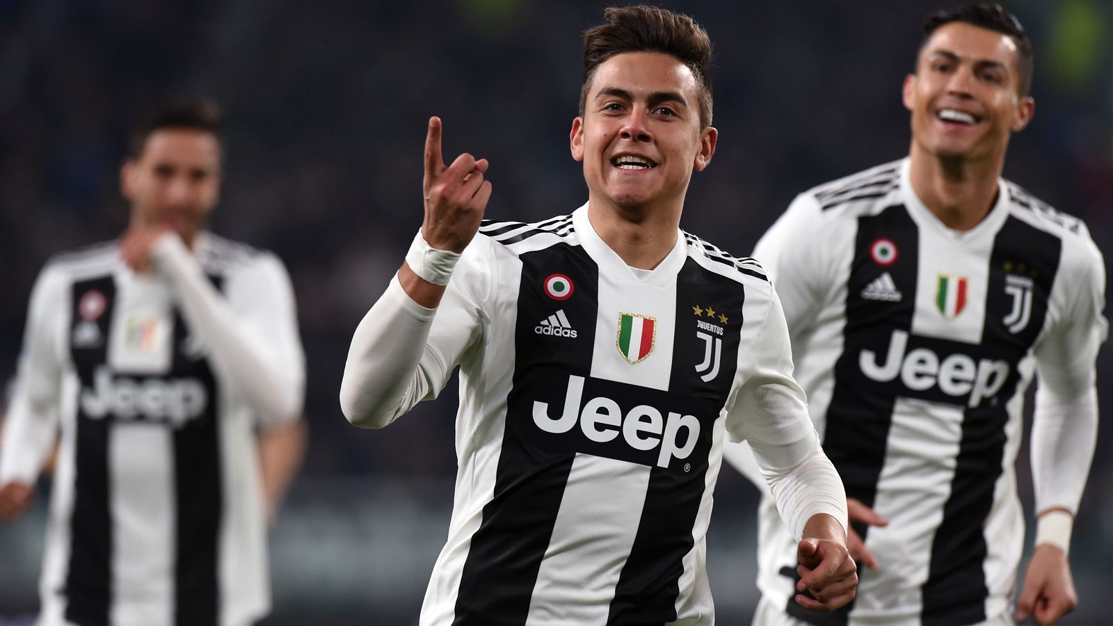 
                <strong>Paulo Dybala</strong><br>
                Dybala genoss in seiner Karriere bereits das Privileg, mit den beiden besten Fußballern der Gegenwart auf dem Platz stehen zu dürfen: Bei Juventus Turin kickt Dybala derzeit mit Cristiano Ronaldo zusammen und in der Nationalmannschaft Argentiniens mit Lionel Messi. 
              