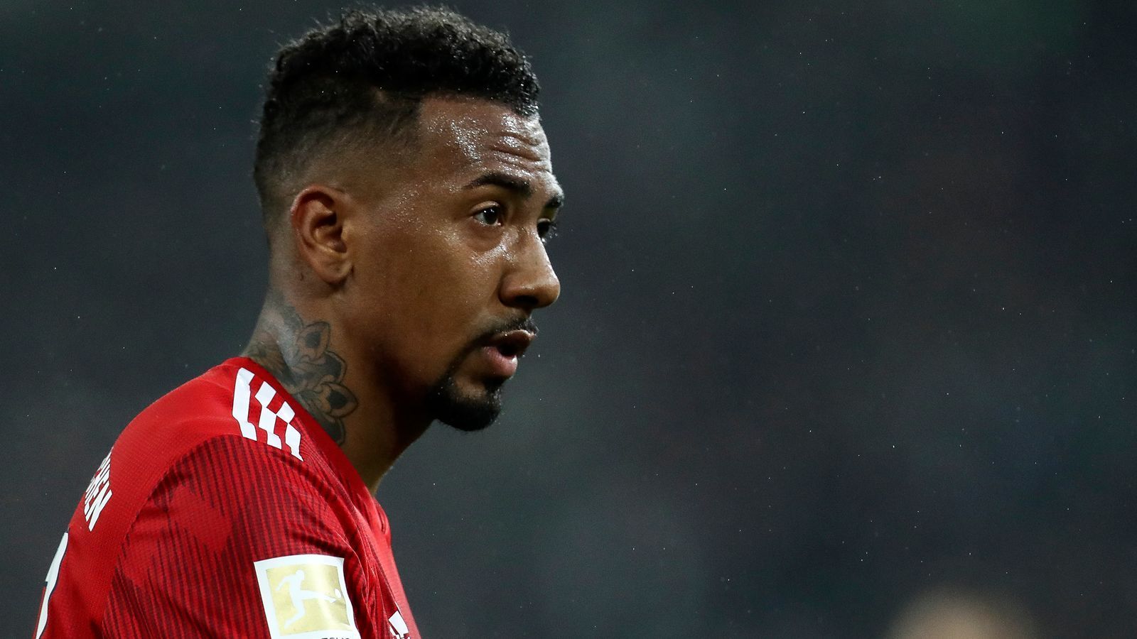 
                <strong>Jerome Boateng</strong><br>
                Nach seiner Ausbootung durch Bundestrainer Joachim Löw wohl doppelt motiviert, doch davon ist wenig zu sehen. Das ist aber nicht Boatengs Schuld, er hat gegen schwache Wolfsburger einfach keine Möglichkeiten, sich auszuzeichnen. Wenn er gebraucht wird, ist er zur Stelle. ran-Note: 3
              