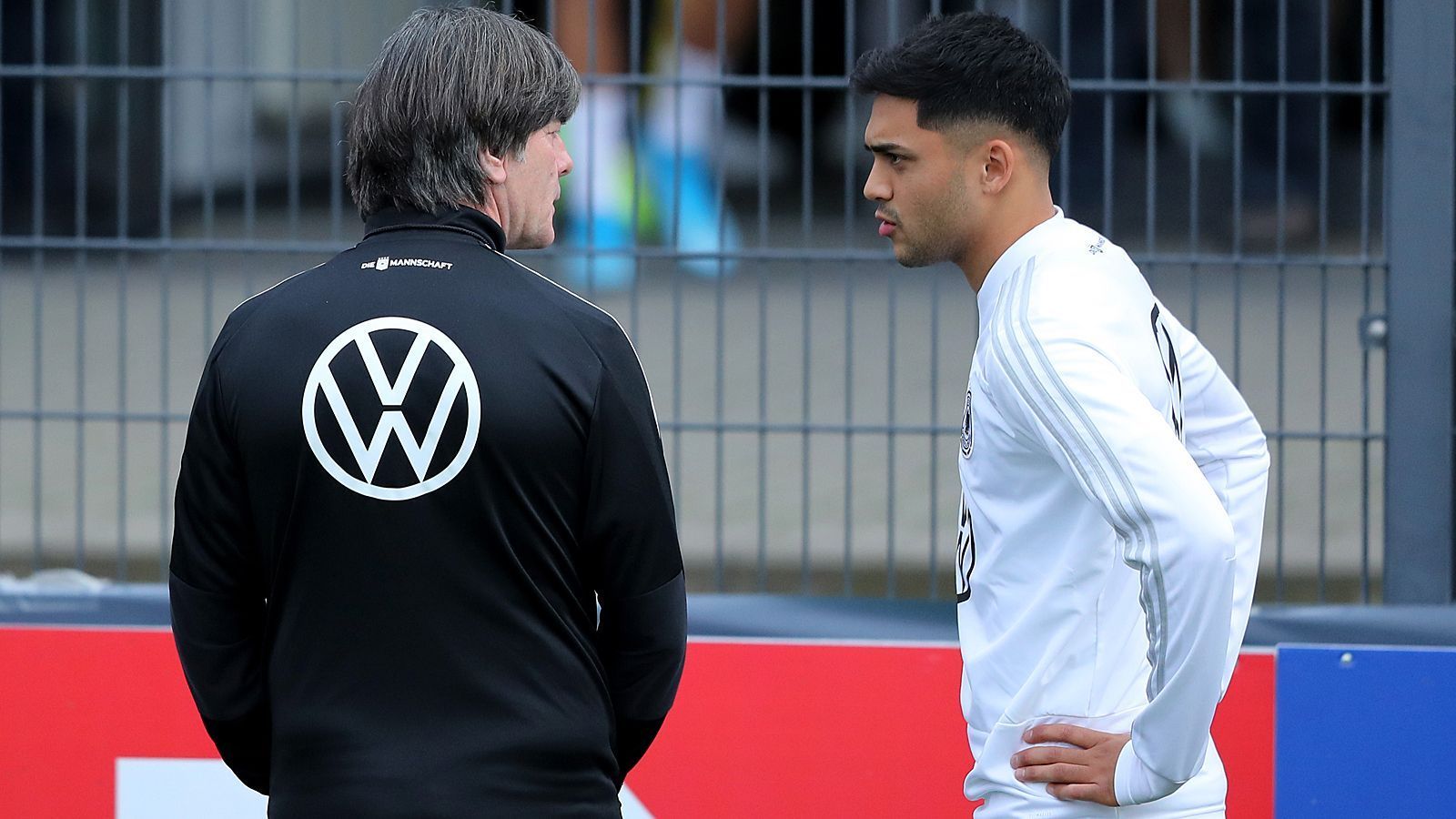 
                <strong>Mittelfeld: Nadiem Amiri</strong><br>
                In der U21-Nationalmannschaft wusste Amiri während der EM bereits zu überzeugen, ihm gelangen in fünf Spielen drei Treffer und zwei Vorlagen. Nun könnte dem Finaltorschützen bei seiner ersten Berufung für die A-Elf gleich das Debüt winken. Weil Ilkay Gündogan verletzt ausfällt, gibt es Platz in Löws Mittelfeld. Doch Emre Can, Suat Serdar und Sebastian Rudy lauern. Am Ende wird Löws Gesamtausrichtung darüber entscheiden, ob er dem offensiv denkenden Amiri von Beginn an eine Chance gibt.
              