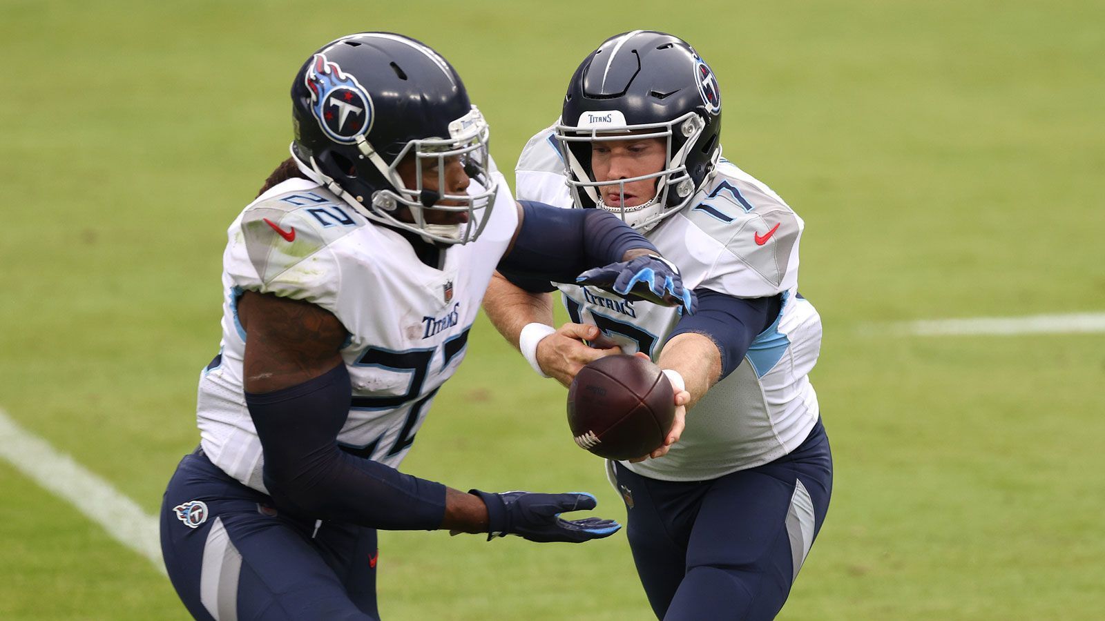 
                <strong>Gewinner: Die Titans-Offense</strong><br>
                Quarterback Ryan Tannehill erhält einen der gefährlichsten Passempfänger der Liga, der besonders bei tiefen Bällen eine große Bereicherung sein kann. Zudem bedeutet der Wechsel für Receiver-Kollege A.J. Brown, dass er in Zukunft möglicherweise häufiger Eins-gegen-Eins-Situationen ausgesetzt sein wird, da das Hauptaugenmerk der gegnerischen Defense nicht auf ihm liegt. Zwar verliert er aller Voraussicht nach seinen Status als Nummer-1-Receiver der Titans, doch seine Leistungen könnten trotzdem profitieren. Zudem wird das Team von Head Coack Mike Vrabel 2021 wohl vermehrt auf das Passspiel setzen, Running Back Derrick Henry erhält mehr Verschnaufpausen - und dürfte sich darüber wohl kaum beschweren.
              
