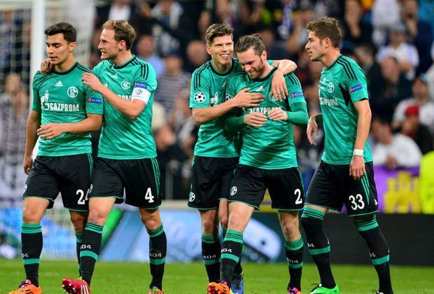 
                <strong>Real Madrid - Schalke 04 3:1</strong><br>
                Doch dann jubeln plötzlich die Gäste. Tim Hoogland fasst sich ein Herz und zieht aus 20 Metern einfach mal ab. Dank gütiger Mithilfe von Sergio Ramos, der den Schuss unhaltbar für Keeper Iker Casillas abfälscht, findet der Ball den Weg ins Tor - 1:1.
              