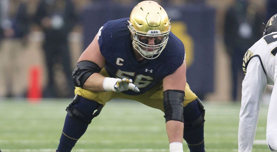 
                <strong>8. Pick - Chicago Bears: OG Quenton Nelson</strong><br>
                Die Bears schockten im vergangenen Draft die Football-Welt, als sie sich für einen für die meisten Zuschauer völlig verrückten Trade entschieden, um sich Mitch Trubisky zu sichern. Bei dem Quarterback und Running Back Tarik Cohen konnte man in der vergangenen Spielzeit dann schon einiges Potenzial erkennen, an der Offensive Line hapert es noch ein wenig in Chicago. Quenton Nelson ist schon jetzt als Spieler der Notre Dame Fighting Irish ein Liebling im eine Stunde entfernten Chicago und gilt unter gefühlt allen Coaches, General Managers und Journalisten als das Prospect, was absolut keine Flop-Chance mitbringt. Sollten die Bears diesen potentiellen mehrfachen Pro-Bowl Guard an dieser Position wählen können, dann sollten sie nicht lange zögern.
              