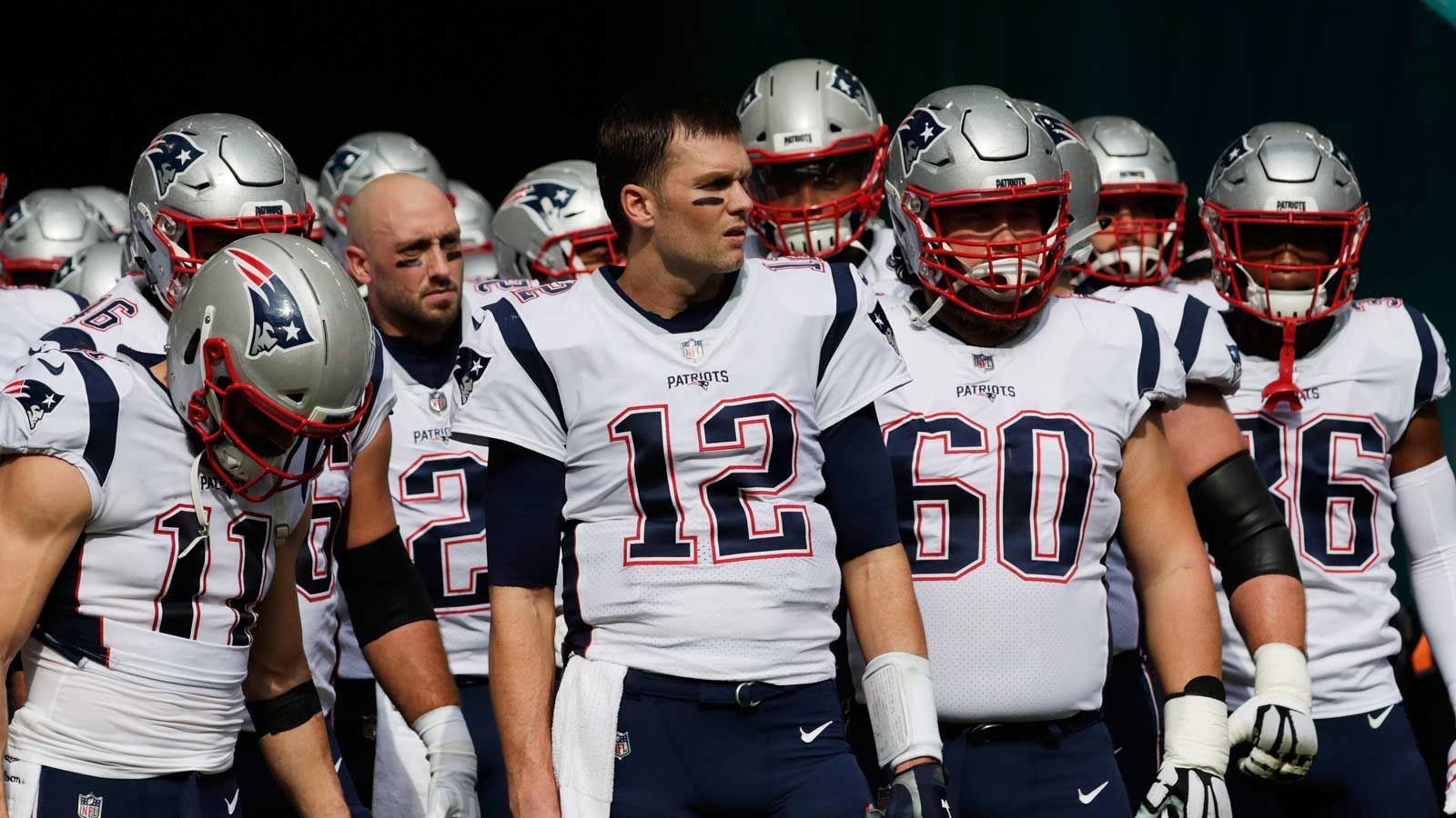 
                <strong>New England Patriots (9-5) 3rd Seed</strong><br>
                Das ewige Playoff-Team der New England Patriots scheint zum zehnten Mal in Folge sicher in der Postseason zu stehen. Doch das Ausscheiden ist tatsächlich noch möglich. Dafür müsste das Team um Tom Brady allerdings die beiden letzten Spiele verlieren und die Miami Dolphins müssten zweimal gewinnen. Die Chancen dafür sind verschwindend gering. Das spielfreie Wochenende in der ersten Playoff-Runde sichern sich die Patriots mit zwei eigenen Siegen und einer Niederlage der Houston Texans.Nächste Gegner: vs. Buffalo, vs. New York Jets
              
