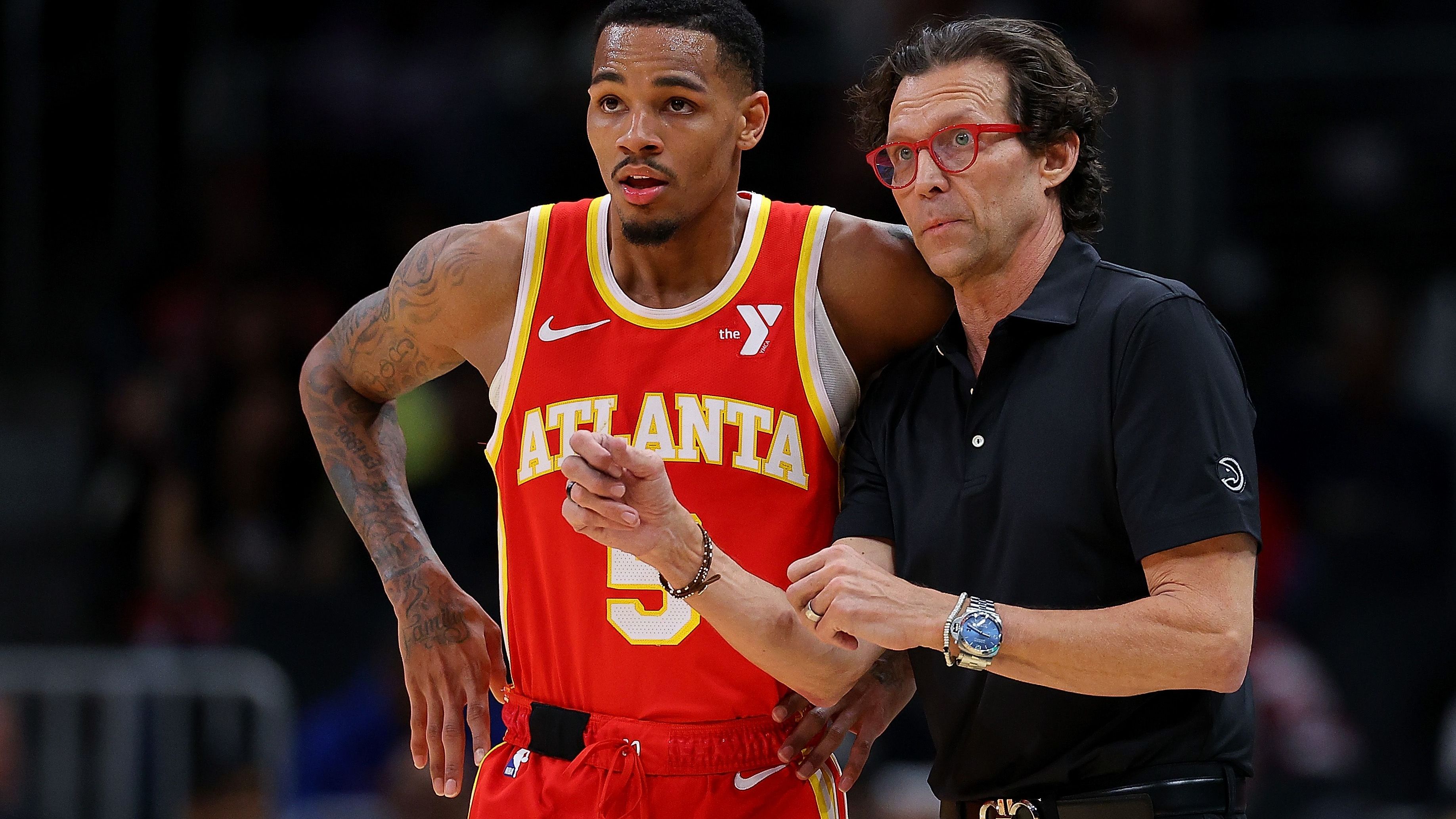 <strong>Platz 21 - Atlanta Hawks (zuvor Rang 22, 26:33)</strong> <br>Mit einer Bilanz von 26:33 sind die Hawks derzeit in den PlayIns drin. Der Vorsprung auf Rang 11 und Brooklyn beträgt drei Spiele. Dabei durchlaufen die Hawks gerade eine durchaus positive Phase. Beim Heimsieg gegen die Magic sprach Coach Snyder von der besten Defensiv-Leistung der Saison.