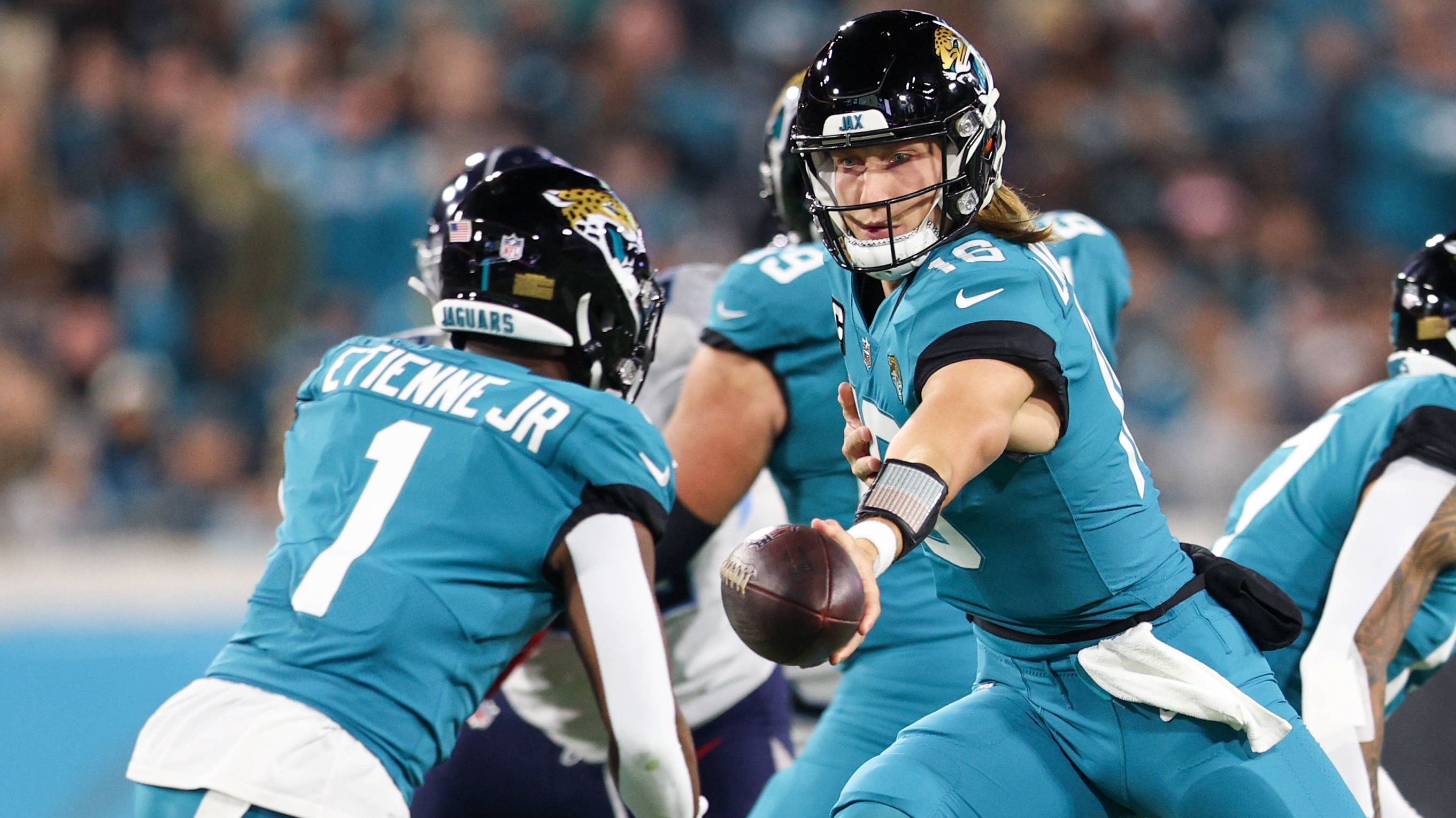 
                <strong>Week 18: Jacksonville Jaguars</strong><br>
                Mit dem Sieg über die Tennessee Titans im abschließenden Showdown um Platz eins in der AFC South haben sich die Jacksonville Jaguars erstmals seit 2017 wieder die Teilnahme an den Playoffs gesichert. Das Team um Quarterback Trevor Lawrence stellte mit dem fünften Erfolg am Stück zusätzlich einen Rekord auf. Die Jaguars beenden die Regular Season mit einer Bilanz von 9-8 und sind damit laut "CBS" die erste Franchise in der Geschichte der NFL, die nach einem 3-7-Start in die Saison noch die Playoffs erreicht und dabei noch einen Winning Record erreicht.
              