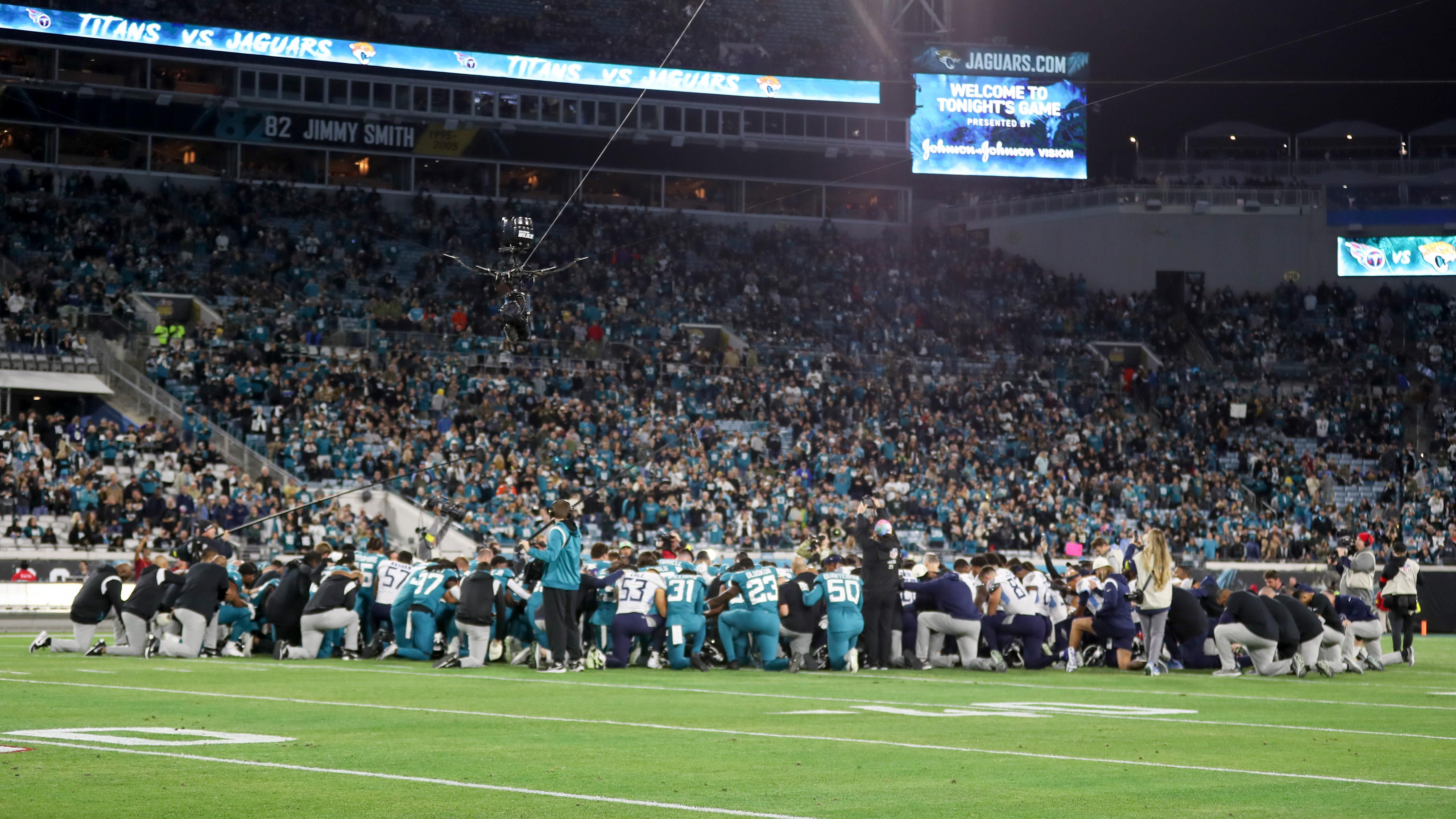 
                <strong>NFL steht zusammen</strong><br>
                Diesem Motto nahmen sich auch die beiden Teams im späten Samstagabendspiel an. Gemeinsam beteten die Jacksonville Jaguars mit den Tennessee Titans vor der Partie für ihren Kollegen.
              