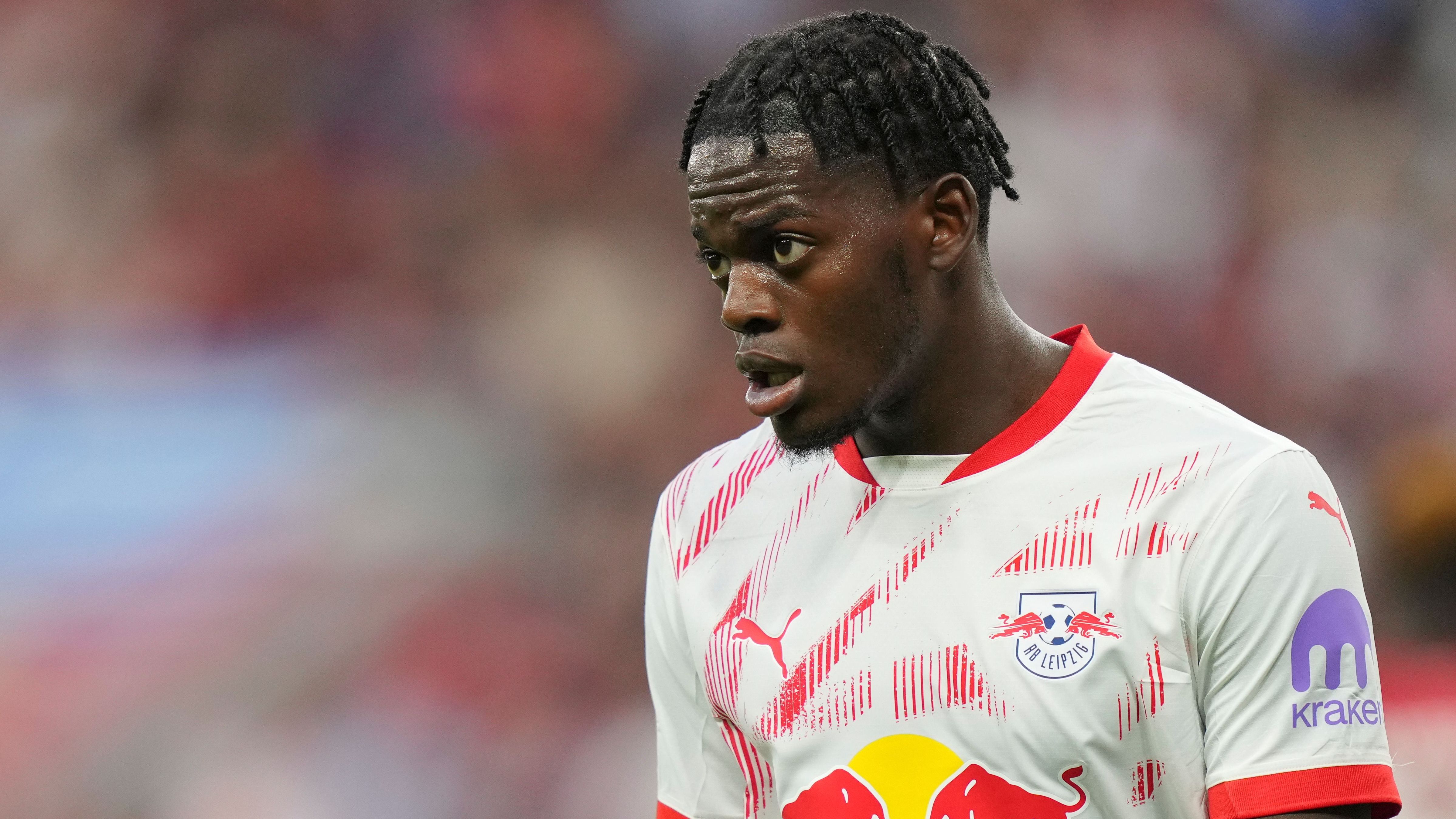 <strong>Castello Lukeba&nbsp;(RB Leipzig)</strong><br>Neben Laporte nennt die "Marca" mit Castello Lukeba einen Bundesliga-Profi als möglichen Real-Kandidaten. Der 21-jährige Franzose steht bis 2029 bei RB Leipzig unter Vertrag, wäre also entsprechend teuer für die Madrilenen. Im Januar müsste eine Ablösesumme ohnehin frei verhandelt werden, im Sommer 2025 hätte er wohl eine Ausstiegsklausel in Höhe von 90 Millionen Euro.