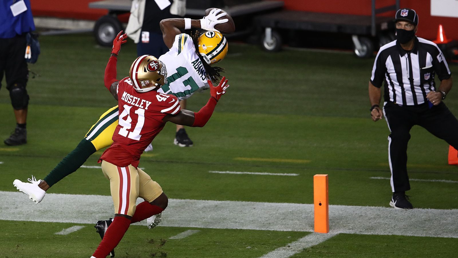 
                <strong>Pure Dominanz gegen überforderte 49ers</strong><br>
                Gegen San Francisco ist Adams, wie so oft, die größte Waffe und erste Anspielstation von Packers-Quarterback Aaron Rodgers. Zehn Pässe fängt Adams für satte 173 Yards. Nur gegen die Houston Texans vor zwei Wochen waren es noch mehr - 196. Sein 36-Yard-Touchdown zu Beginn des Spiels ist gleichzeitig sein achter in der Saison - kein Spieler in der NFL hat mehr Receiving-Touchdowns erzielt. Die 17,3 Yards pro Catch sind bisher Adam's Saisonbestmarke. Wieder eine absolute Meisterleistung.
              