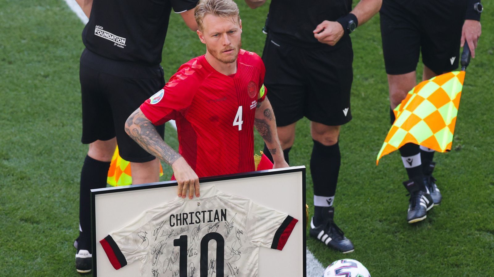 
                <strong>Geschenk</strong><br>
                Kurz vor dem Anpfiff gibt es von den Belgiern ein besonderes Geschenk: Ein Trikot mit der 10 und den Unterschriften des Teams sowie dem Schriftzug "Gute Besserung".
              