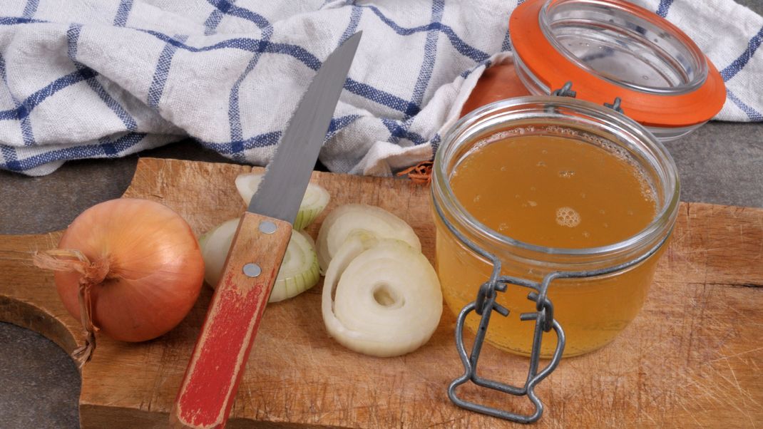 Frischer Zwiebelsaft lässt sich schnell und kostengünstig zu Hause zubereiten. Alles, was man dafür braucht: frische Zwiebeln und Zucker oder Honig.