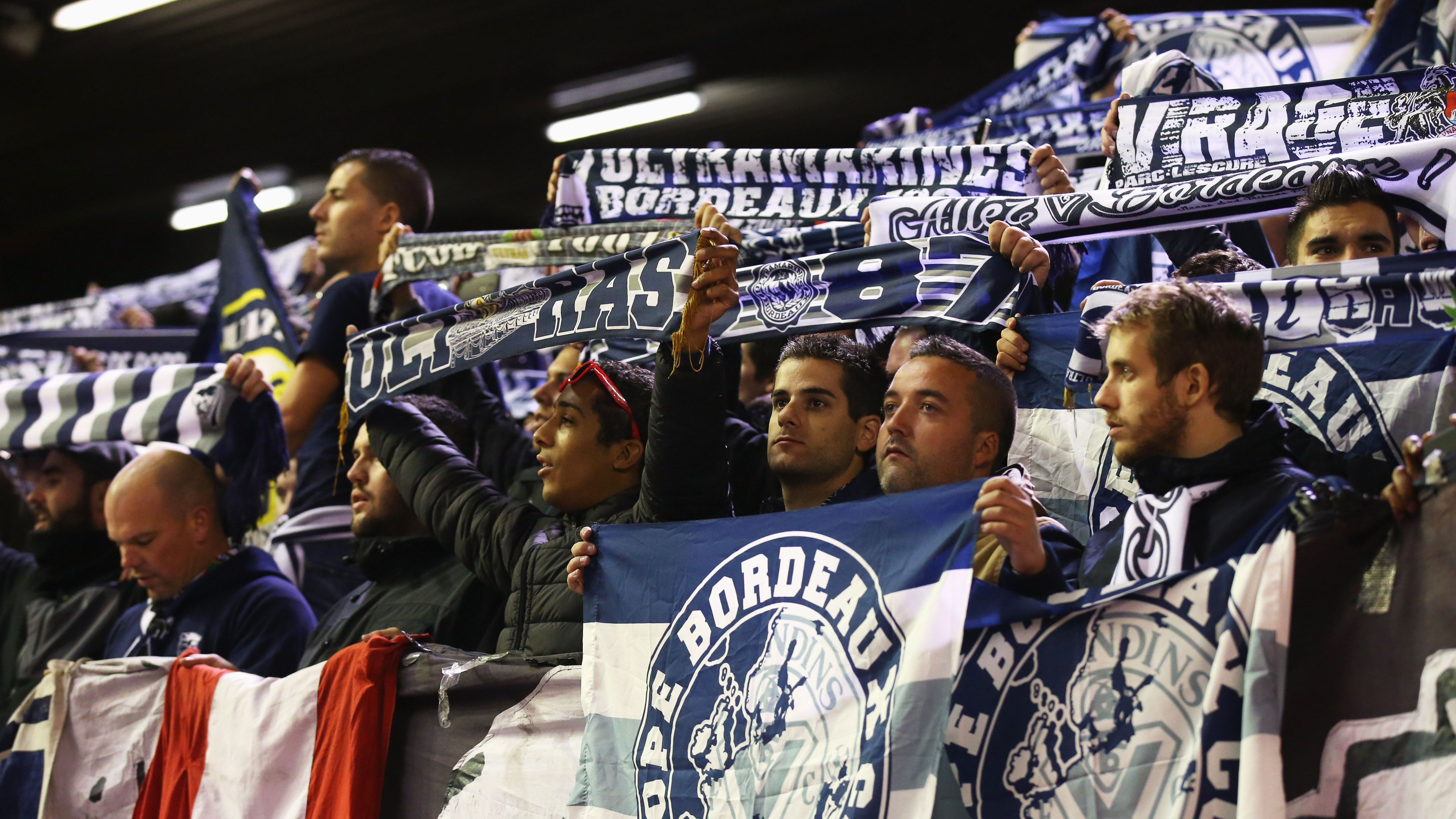 <strong>Girondins Bordeaux (Frankreich)</strong><br>Seit dem 25. Juli ist sogar klar, dass Bordeaux seinen 1937 erworbenen Profistatus als Verein aufgeben wird - das teilte der Klub dem französischen Verband FFF mit. Sämtliche Spielerverträge wurden gekündigt und sogar das Trainingscenter geschlossen, um weitere Kosten zu sparen. Es ist der totale Absturz eines ehemals ganz Großen - eine Ära endet.