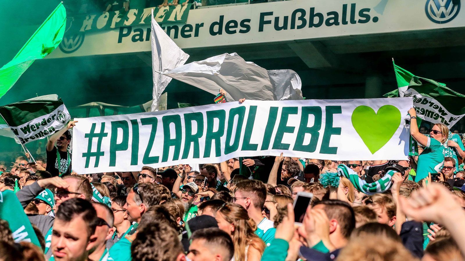 
                <strong>Einmalige Liebesbeziehung zwischen Fans und Pizarro</strong><br>
                Die Fans huldigten der Bremer Legende auch in seiner letzten Saison, doch immer wieder aufkommende Verletzungen machten Pizarros Plan, erneut anzugreifen, einen Strich durch die Rechnung. Seine späten Einwechslungen gingen in all den Bremer Problemen auf dem Platz beinahe unter, so dass sich letztlich mehr und mehr der Eindruck aufdrängte, Pizarro hätte das Ende seiner glorreichen Karriere einen Tick zu weit hinausgezögert. Zumal er so seine erste Saison in Europa ohne Torbeteiligung in einem Ligaspiel erleben musste.
              