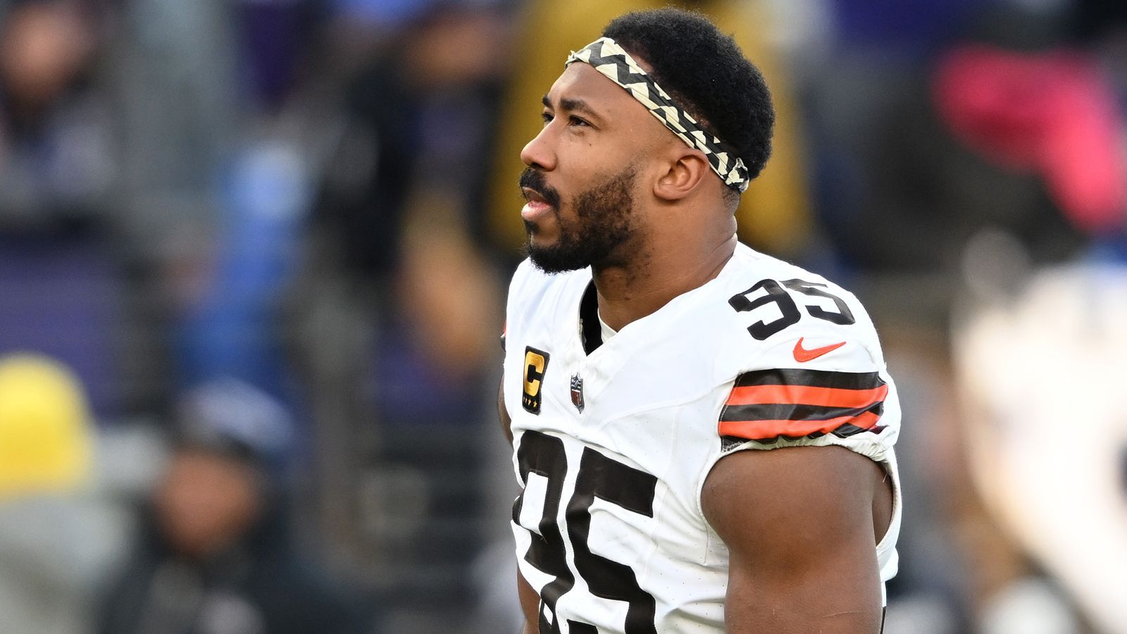 <strong>Myles Garrett (Cleveland Browns)</strong><br>Lange hieß es, dass Myles Garrett die Browns verlassen will und das auch passieren wird. Nun die 180-Grad-Kehrtwende. Der 29-jährige Defensive End unterschrieb laut "ESPN" einen neuen Vertrag in Cleveland. Dieser garantiert ihm 123,5 Millionen Dollar und bringt ihm jährlich um die 40 Millionen Dollar ein. Er ist damit nun der bestbezahlte Nicht-Quarterback der NFL-Geschichte. Der bis 2030 laufende Kontrakt soll eine No-Trade-Klausel enthalten.