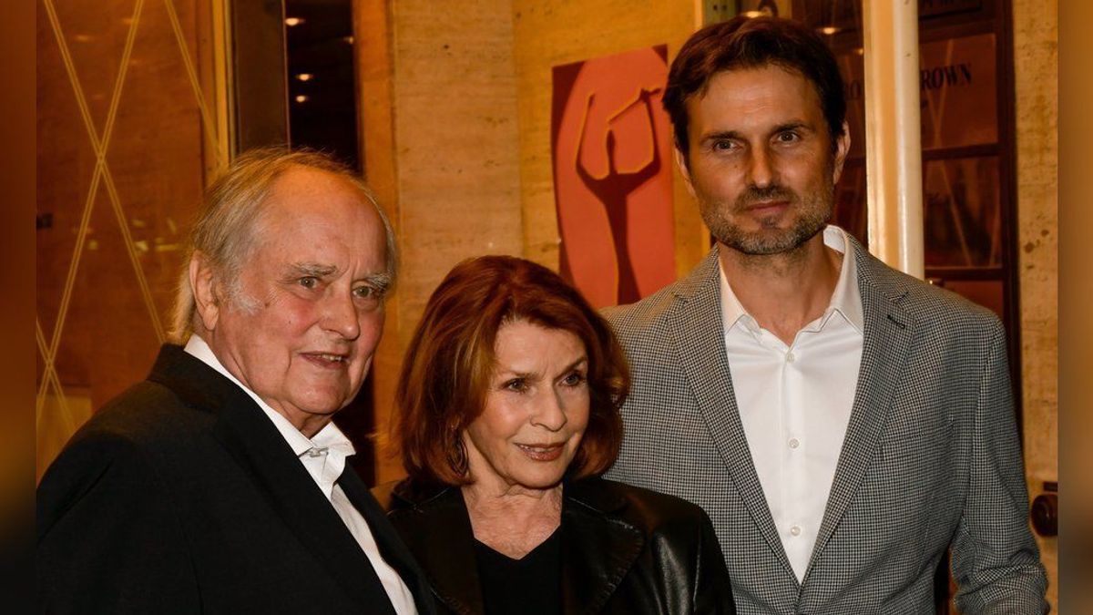 Michael Verhoeven, Ehefrau Senta Berger und Sohn Simon Verhoeven im September 2021 auf dem Roten Teppich vor der Preisverleihung Ernst Lubisch Preis im Kino Astor in Berlin Charlottenburg.