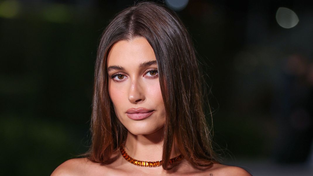 Hailey Bieber trägt ihre Haare gerne super glatt - entweder offen oder im Sleek Bun.