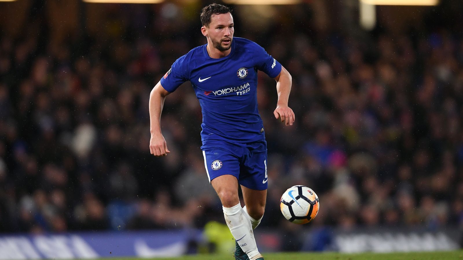 
                <strong>Danny Drinkwater (zuletzt FC Chelsea)</strong><br>
                Einer der größten Chelsea-Flops der vergangenen Jahre - und das will was heißen. Für Danny Drinkwater zahlten die "Blues" im Sommer 2017 kolportierte 38 Millionen Euro Ablöse - eine Summe, der der englische Mittelfeldspieler nie gerecht werden konnte. Schon nach zwei Jahren benötigten ihn die Londoner nicht mehr, schoben ihn gar frühzeitig in die Reserve ab und für Drinkwater begannen Jahre voller Leihen. Burnley, Aston Villa, Kasimpasa und zuletzt Reading. Nach fünf Jahren lief Drinkwaters Vertrag im Sommer 2022 bei Chelsea aus, seitdem ist er vereinslos. Für die "Blues" bestritt er nur 23 Pflichtspiele (ein Tor). Somit zahlte Chelsea für jeden Pflichtspiel-Einsatz Drinkwaters quasi 1,65 Millionen Euro Ablöse.
              