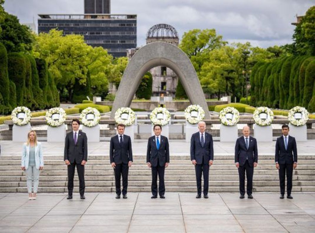 Giorgia Meloni (l-r), Ministerpräsidentin von Italien, Justin Trudeau, Premierminister von Kanada, Emmanuel Macron, Präsident von Frankreich, Fumio Kishida, Ministerpräsident von Japan, Joe Biden, Präsident der USA, Bundeskanzler Olaf Scholz (SPD) und Rishi Sunak, Premierminister von Großbritannien, stehen nebeneinander beim G7-Gipfel 2023 in Hiroshima, Japan.