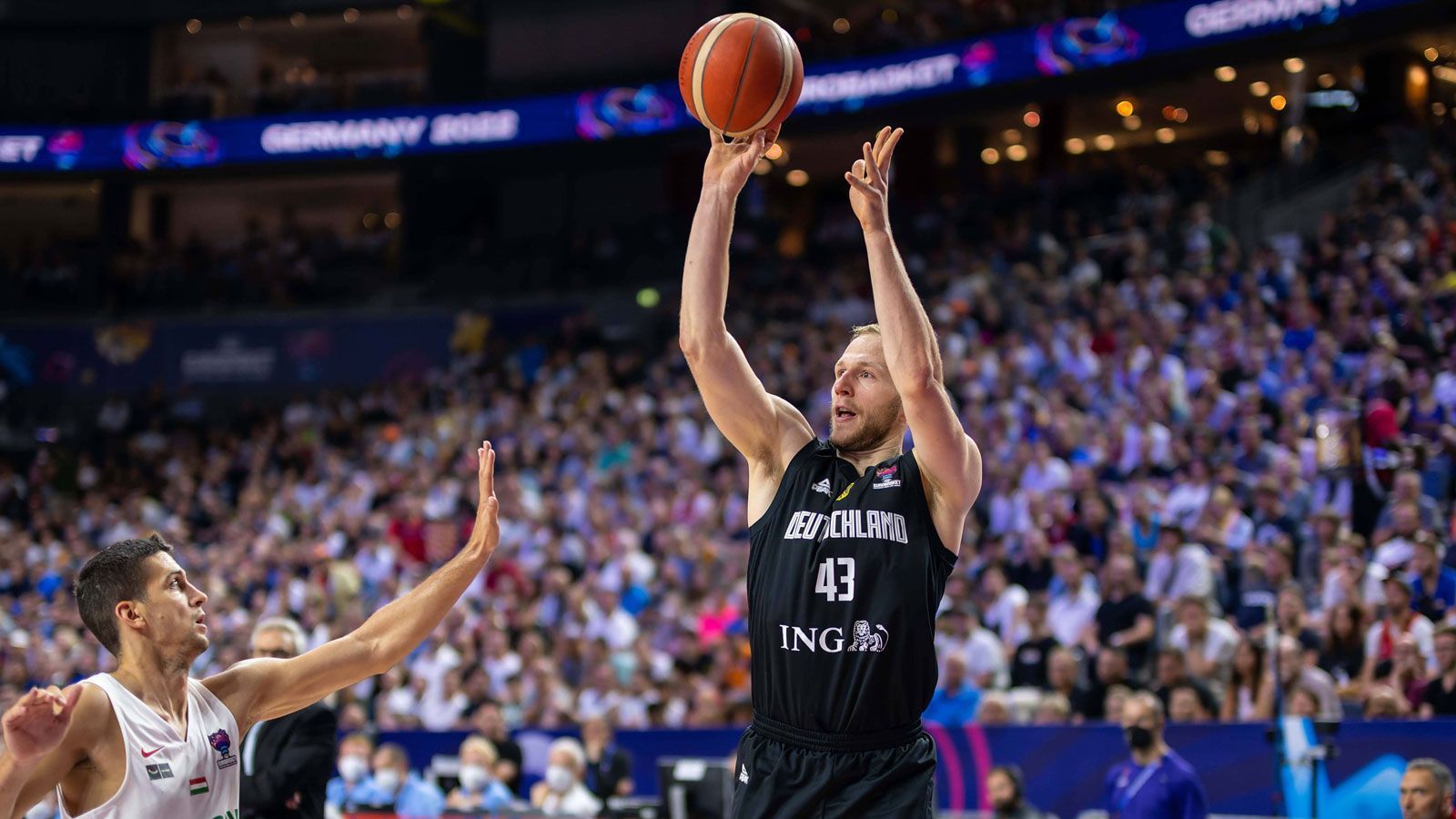 
                <strong>Christian Sengfelder (Brose Bamberg)</strong><br>
                Der Power Forward erhält bei der Europameisterschaft bislang kaum Spielzeit und muss den anderen großen Kollegen den Vortritt lassen. Im letzten, unbedeutenden Gruppenspiel gegen Ungarn rechtfertigte der Kapitän von Brose Bamberg seine Nominierung und bewies, dass er bei Ausfällen in die Bresche springen kann. Gegen Ungarn erzielte Sengfelder bei starken Quoten 22 Punkte und sammelte fünf Rebounds. Ob nun im Kampf um Edelmetall weitere Einsätze außerhalb der Garbage Time hinzukommen, darf allerdings bezweifelt werden. Der 27-Jährige, der wahrscheinlich nur aufgrund der zahlreichen Ausfälle auf seiner Position Teil des Kaders ist, wird sich aber höchstwahrscheinlich weiterhin für den Teamerfolg problemlos unterordnen. 
              