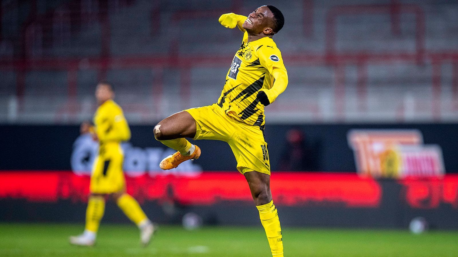 
                <strong>Youssoufa Moukoko (Borussia Dortmund)</strong><br>
                Für sein Wunderkind Moukoko ließ der BVB im April 2020 sogar die DFL-Regularien anpassen, sodass Spieler bereits ab 16 Jahren im Profifußball eingesetzt werden dürfen. Für den 16-jährigen, dadurch spielberechtigten Moukoko folgten Rekorde am Fließband. Jüngster Bundesligaspieler, jüngster Champions-League-Spieler, jüngster Bundesligatorschütze – der Nachwuchsstar ist bei den Dortmunder natürlich weit weg von einem Stammplatz, hat mit seinen zwei Toren in zehn Ligaspielen (zwei davon in der Startelf) aber bereits angedeutet, dass er dem Team helfen kann. 
              