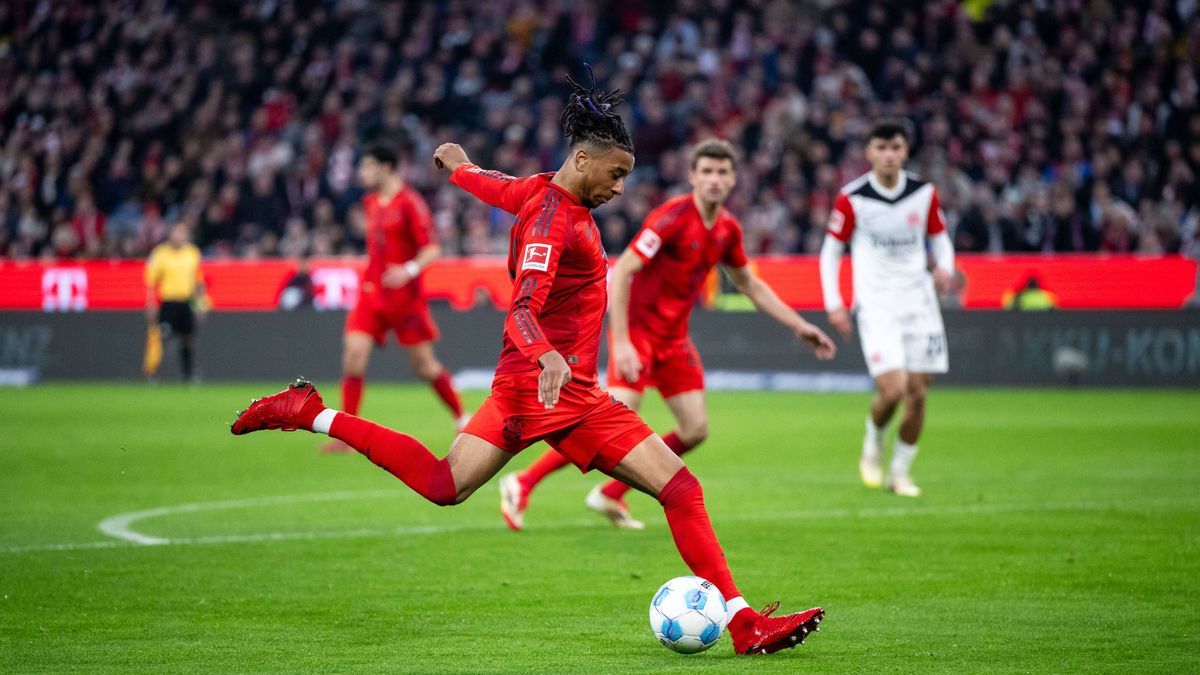 Michael Olise (FC Bayern Muenchen, 17) am Ball, GER, FC Bayern Muenchen (FCB) vs Eintracht Frankfurt (SGE), Fussball Bundesliga, 23. Spieltag, Saison 2024 2025, 23.02.2025 DFB DFL regulations prohi...