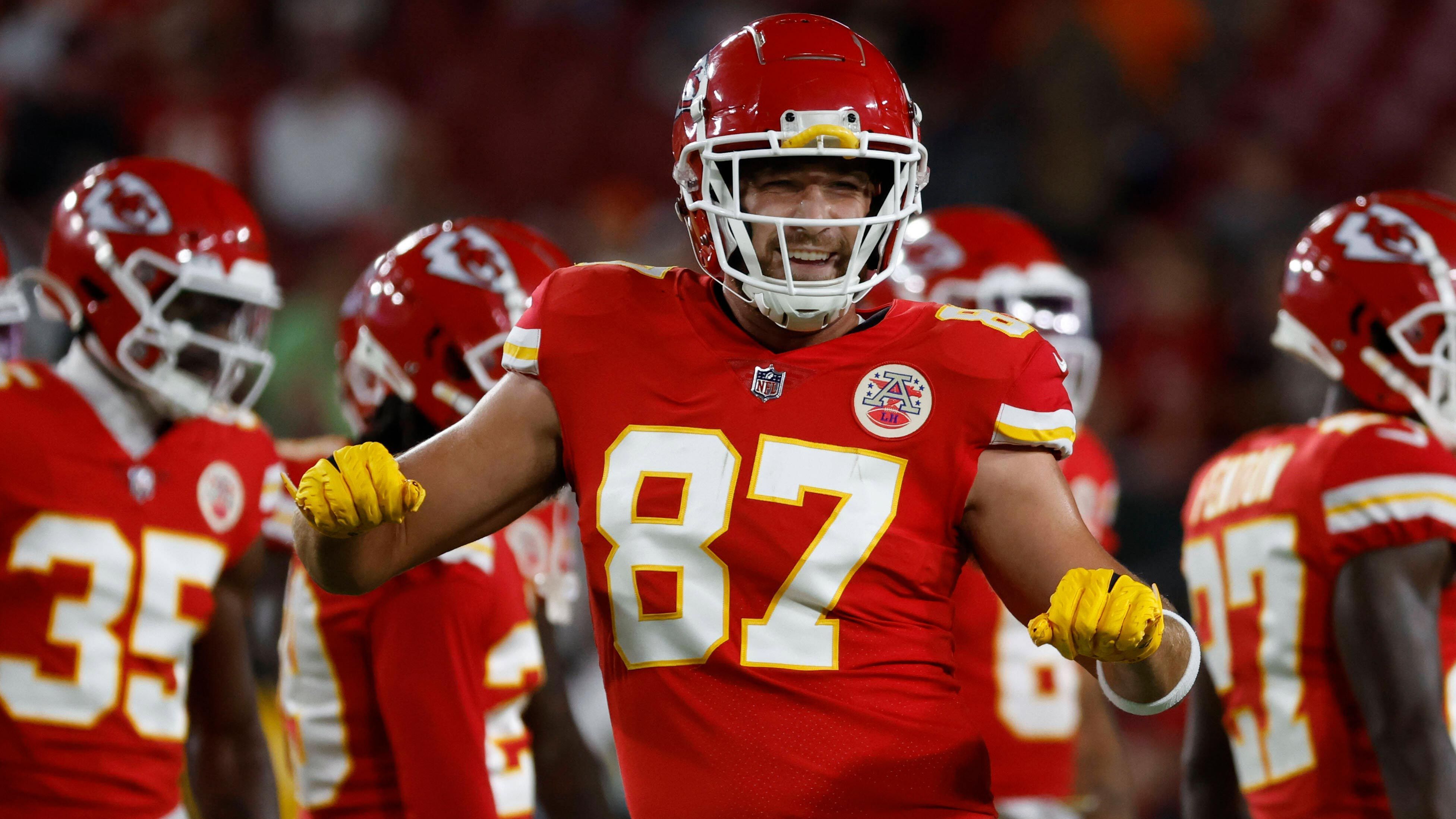 
                <strong>Week 5: Travis Kelce (Kansas City Chiefs)</strong><br>
                Travis Kelce von den Kansas City Chiefs schaffte beim 30:29-Erfolg im Monday Night Game gegen die Las Vegas Raiders, was keinem NFL-Spieler jemals zuvor gelang. Der Tight End erzielte gleich vier Receiving Touchdowns und benötigte dafür gerade einmal 25 Yards insgesamt. Zuvor lag die Bestmarke bei Marvin Jones von den Detroit Lions, der 2019 in einem Spiel nur 93 Receiving Yards für vier Touchdowns benötigte. Kelces Rekord ist sogar so gut, dass nicht einmal Running Backs weniger Yards für vier Touchdowns benötigten. Die wenigsten Rushing Yards für vier Touchdowns innerhalb eines Spiels benötigte Jamal Lewis von den Baltimore Ravens im Jahr 2007. Es waren 37 - also immer noch zwölf Yards mehr als Kelce gegen die Raiders.
              