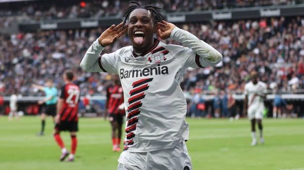<em><strong>Jeremie Frimpong (Bayer Leverkusen)</strong><br>Bayer Leverkusen muss um seine Stars kämpfen. Nun droht auch ein Abgang von Jeremie Frimpong. Laut Transferexperte Fabrizio Romano zeigt der FC Liverpool großes Interesse an dem Rechtsverteidiger. Dort soll der 24-Jährige die Nachfolge von Trent Alexander Arnold antreten. Frimpong soll bereits seit Monaten mit einem Wechsel auf die Insel liebäugeln. Eine kolportierte Ausstiegsklausel in Höhe von 35 bis 40 Millionen Euro könnte weiteren Schwung in die Sache bringen.</em>