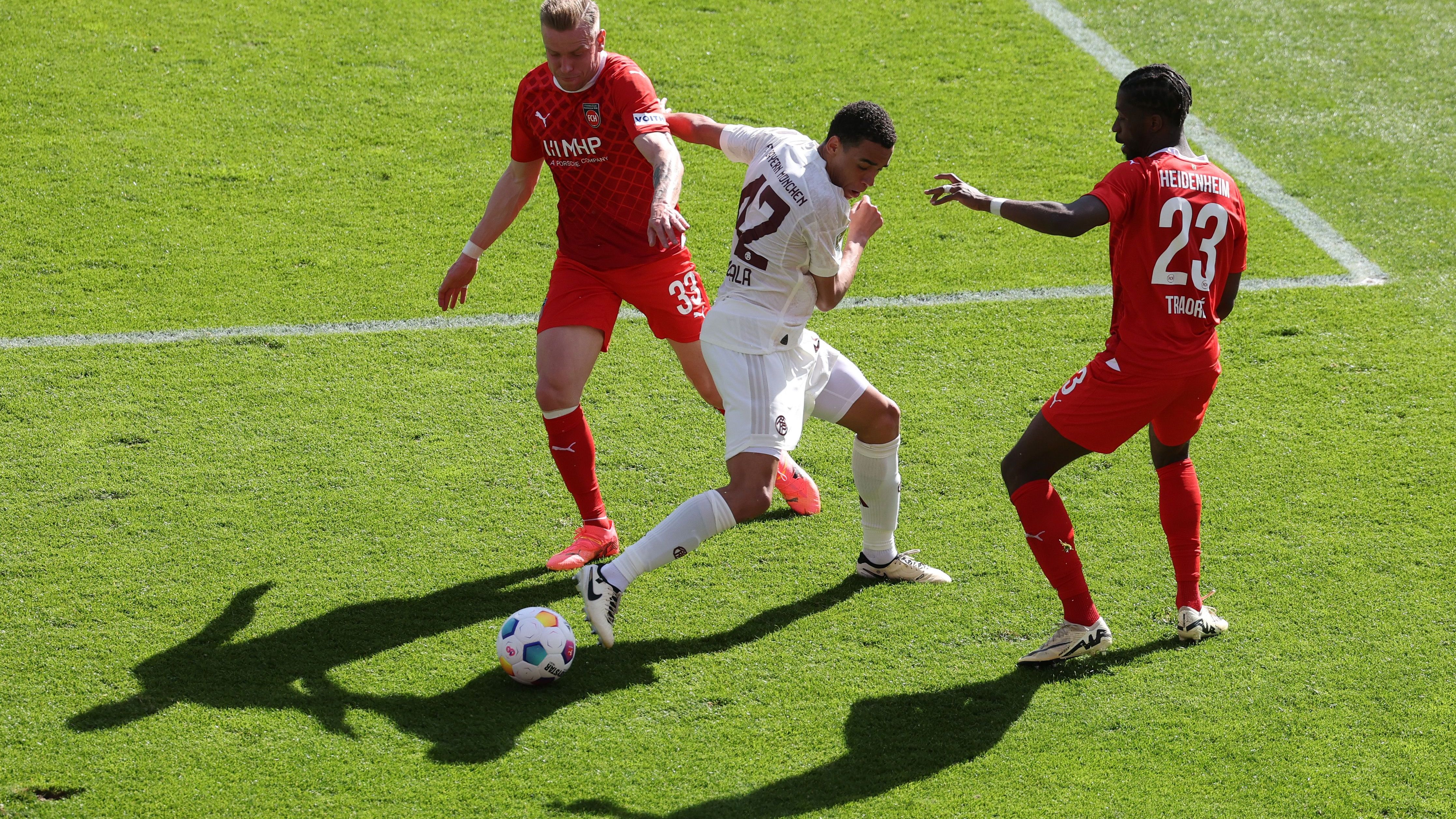 <strong>Jamal Musiala</strong><br>Tut sich wie die gesamte Bayern-Offensive gegen das Abwehr-Bollwerk der Gastgeber enorm schwer. Seine Dribblings bleiben meist rund um die Strafraumkante stecken. Kann auch in der Folge nicht für wirkliche Gefahr sorgen. Schwieriges Spiel für den Shootingstar. <strong>ran-Note: 4</strong>