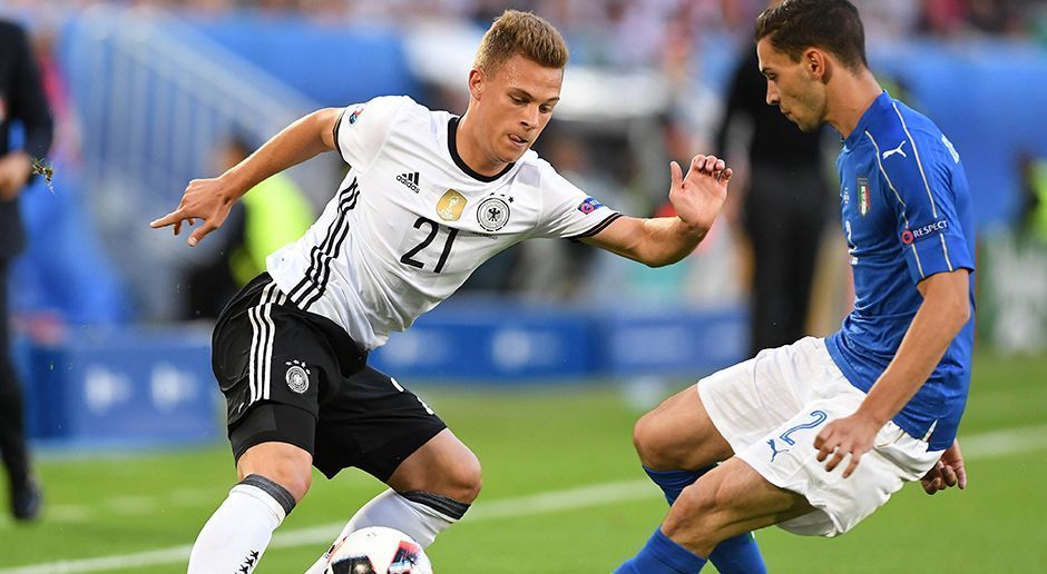 
                <strong>Joshua Kimmich</strong><br>
                Vielleicht war dieses Spiel auf dieser Position doch noch eine Nummer zu groß für den jungen Überflieger, der eine so starke Saison hinter sich hat. Was nicht bedeuten soll, dass es bessere Alternativen gegeben hätte. Aber wenn die Italiener gefährlich wurden, dann meist über seine Seite, wo er sich, zusammen mit Höwedes, einige Stellungsfehler leistete. Hatte in der Offensive viel Ballbesitz auf dem rechten Flügel, doch mehr als ein paar berechenbare Flanken kamen dabei nicht heraus. ran-Note: 4
              