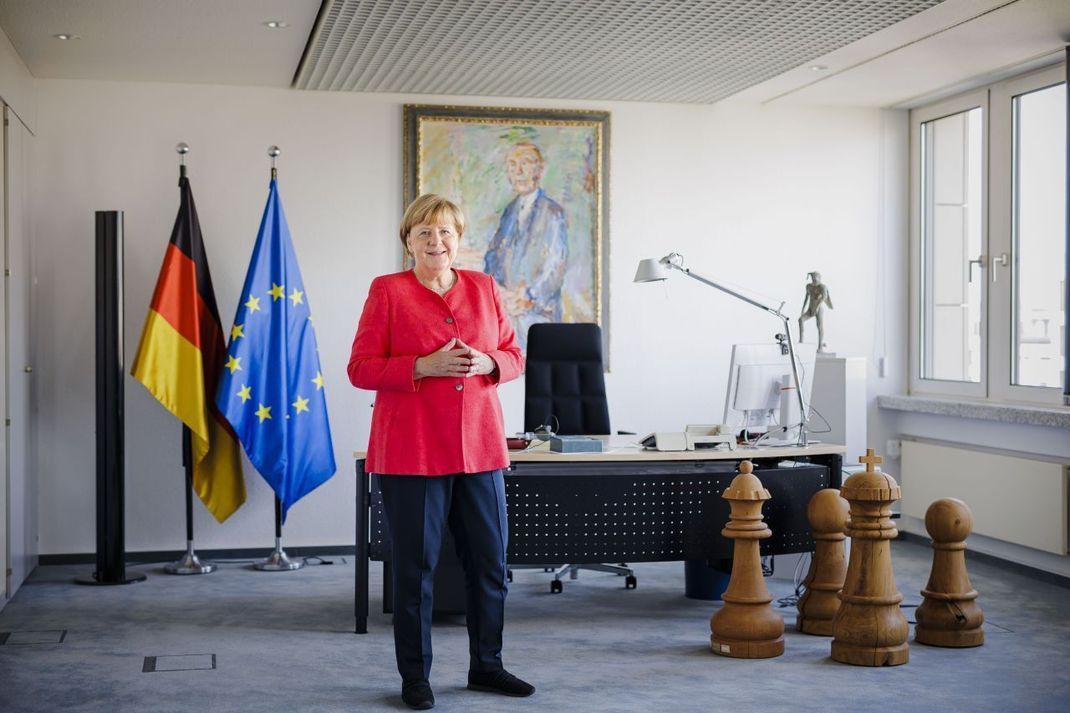 Ex-Bundeskanzlerin Angela Merkel steht in ihrem Büro in Berlin, das ihr nach dem Ende ihrer Amtszeit gestellt wird.