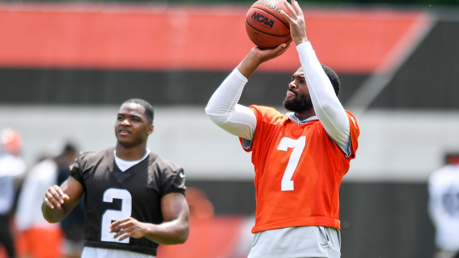 
                <strong>Gewinner: Jacoby Brissett</strong><br>
                Zwar haben die Cleveland Browns mit Deshaun Watson ihren zukünftigen Franchise Quarterback. Doch den verfolgen seit Monaten Ermittlungen wegen sexueller Belästigung. Watson droht eine Sperre durch die NFL. Die Browns rechnen mit acht Spielen ohne ihren Neuzugang. Für Jacoby Brissett (r.) ist das die große Chance. Er wird im Preseason-Training auf wohl so viele 1st-Team-Reps kommen wie nie in seiner Karriere, zumal Baker Mayfield weggetradet wurde. Brissett ist also aktuell der Rettungsanker der Browns - und hätte dazu noch eine vernünftige Offense um sich herum. Gute Voraussetzungen, um sich zu zeigen. Nach der Saison ist Brissett Stand jetzt Free Agent.
              