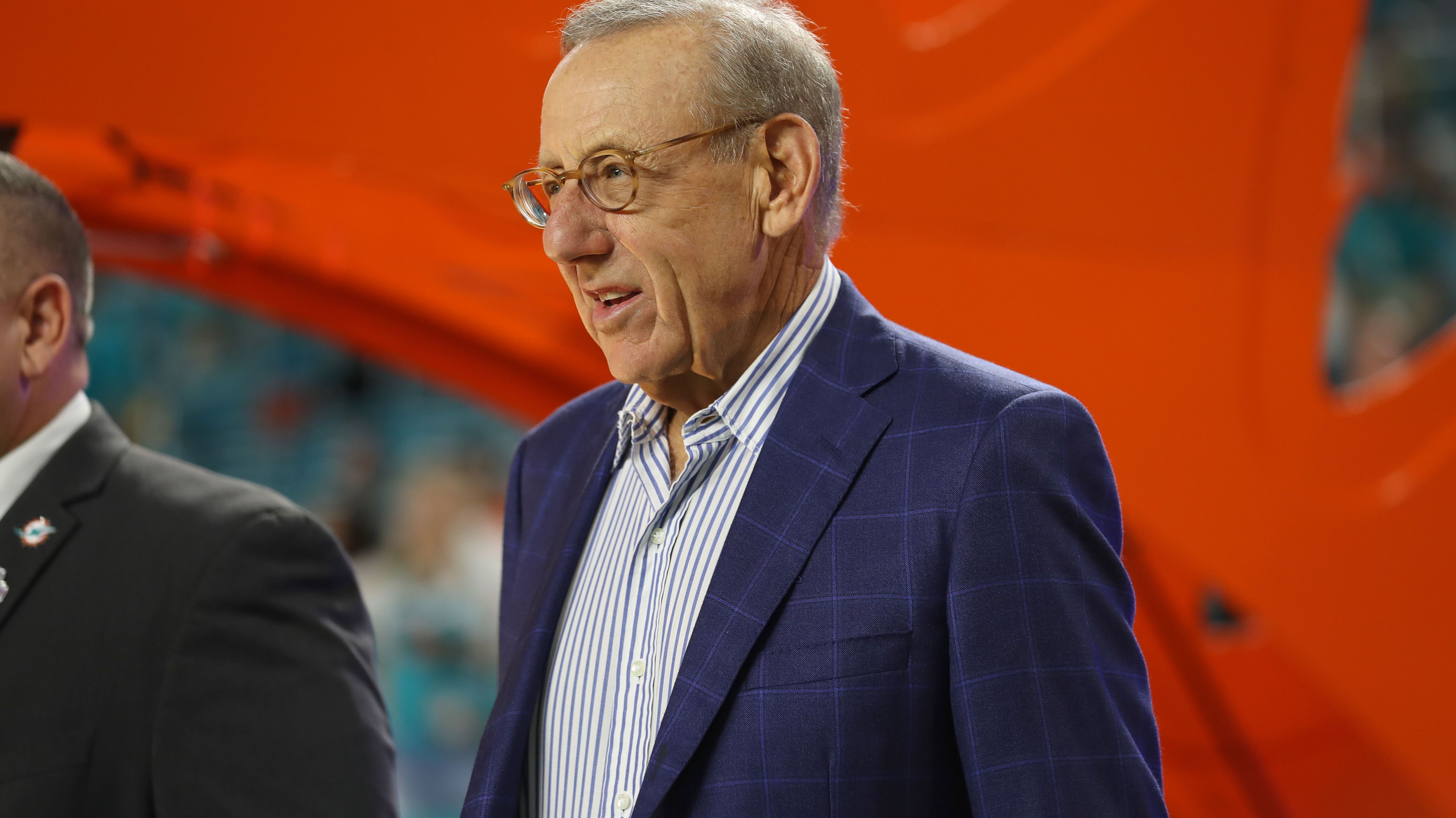 <strong>Miami Dolphins / Stephen Ross</strong><br>Noch teurer wurde es für die Miami Dolphins. Die verloren nicht nur ihren Erstrunden-Pick 2023, sondern auch das Wahlrecht in der dritten Runde des Drafts 2024. Besitzer Stephen Ross wurde zu einer Geldstrafe in Höhe von 1,5 Millionen Dollar und einer zeitweilige Suspendierung verurteilt. Vorausgegangen waren illegale Kontaktaufnahmen mit Tom Brady und Sean Payton zu einem Zeitpunkt, als dies nicht erlaubt war.&nbsp;