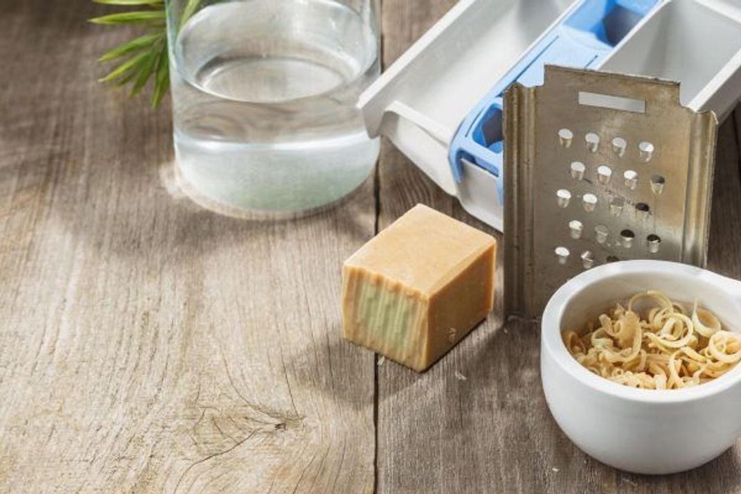Sieht aus wie Parmesan, ist aber Kernseife: Die braucht man für ein selbst gemachtes veganes Waschmittel.