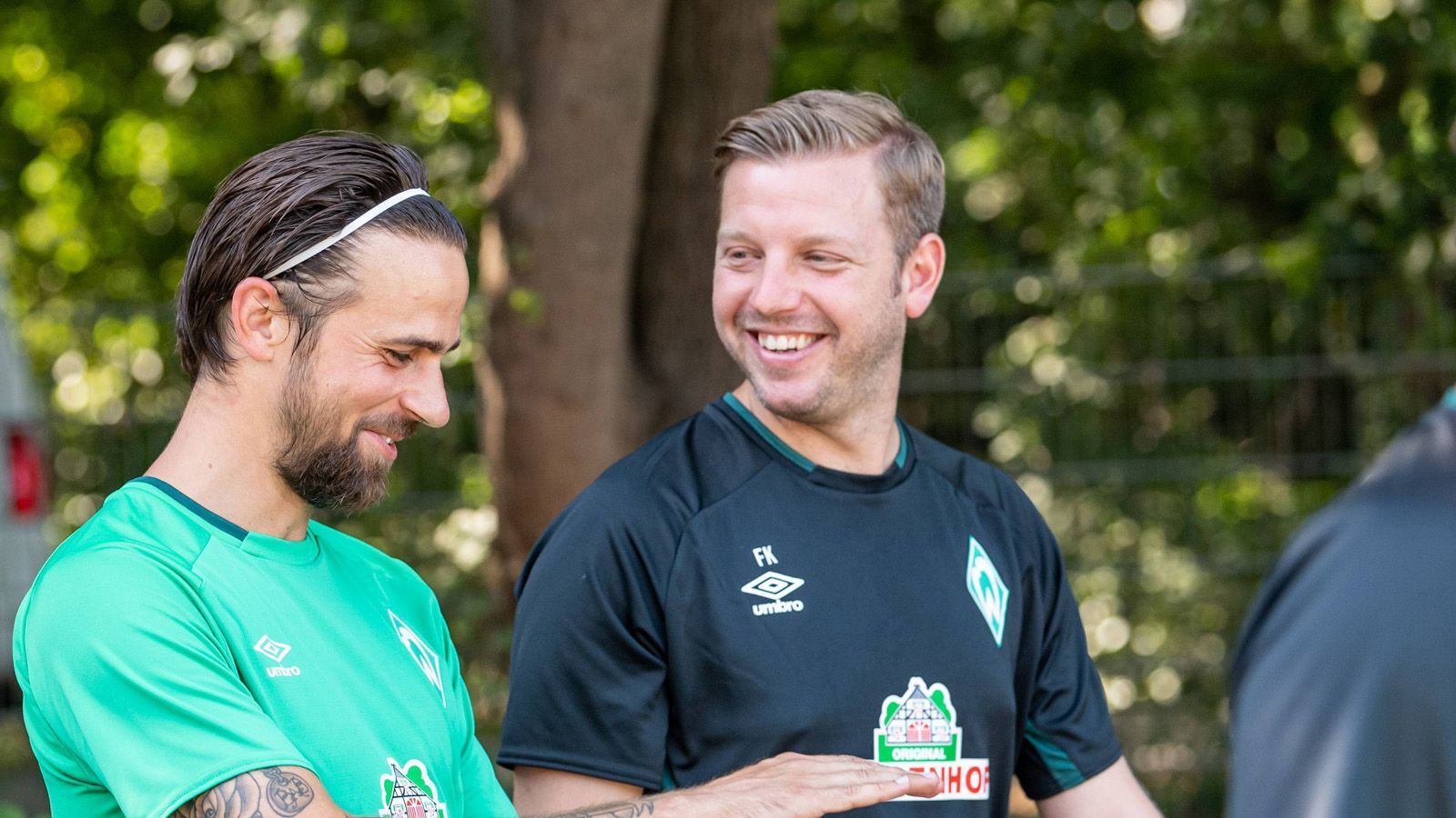 
                <strong>Werder Bremen</strong><br>
                Werder-Trainer Florian Kohlfeld duldet unmittelbar vor oder nach Trainingseinheiten keine Handy-Nutzung, in der Kabine der Bremer herrscht deshalb Smartphone-Verbot. 
              