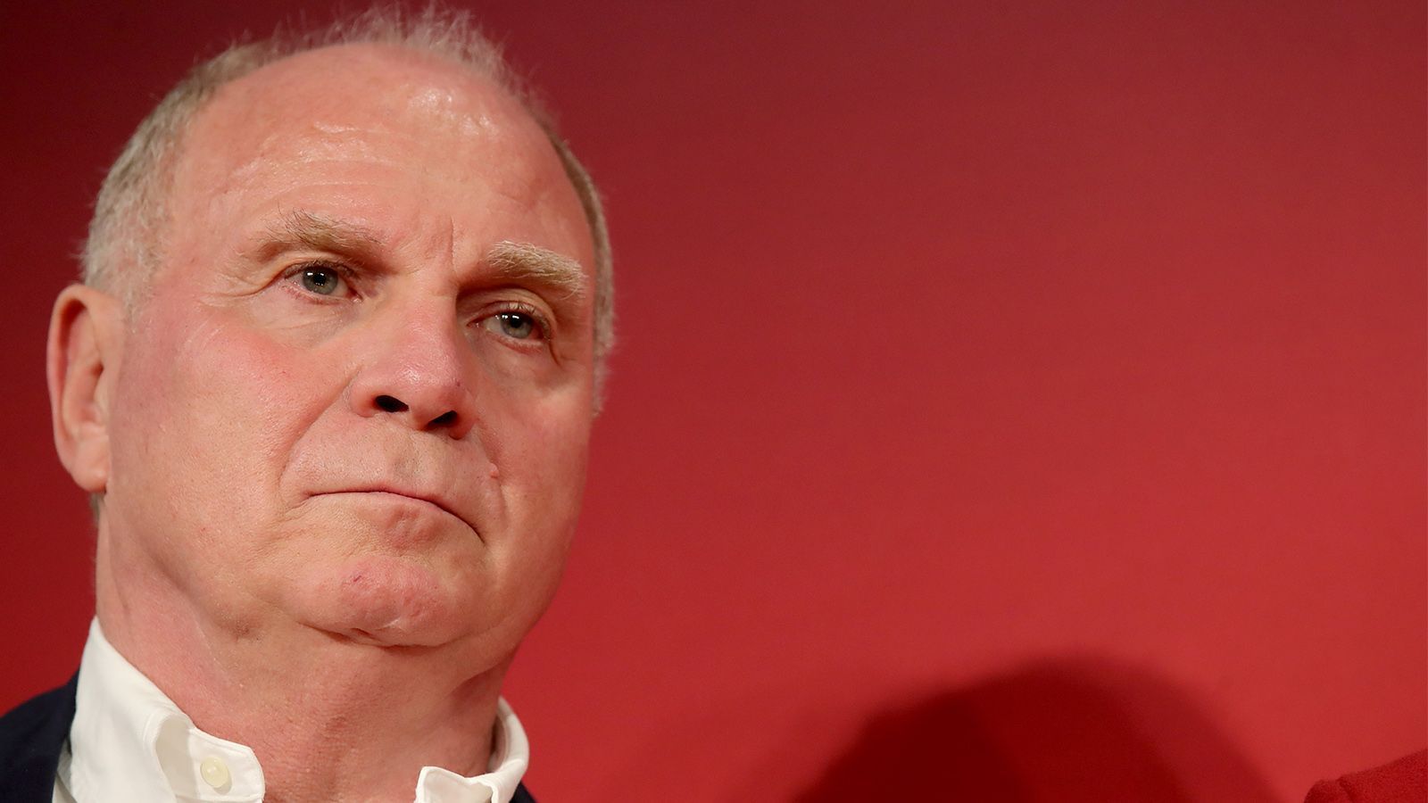 
                <strong>"Totaler Schwachsinn" laut Hoeneß</strong><br>
                Der eSports hat beim FC Bayern einen großen Gegner: Uli Hoeneß. Der Präsident des FC Bayern hatte erst im Juni sein Veto gegen eSport-Aktivitäten im Verein gegeben und damit ein 5-Millionen-Euro-Investment gestoppt. Jedoch halten sich nicht alle im Verein an diese Richtlinie.
              