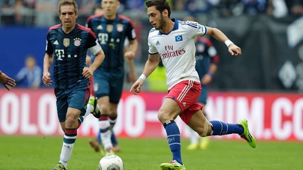 
                <strong>MITTELFELD: Hakan Calhanoglu (Bayer Leverkusen)</strong><br>
                Hakan Calhanoglu wechselte als 18-Jähriger aus Karlsruhe und kam nach anfänglichen Schwierigkeiten in den folgenden beiden Spielzeiten auf 11 Tore in 31 Spielen - und war 2014 einer der Schlüsselspieler im Kampf um den Klassenerhalt. Suchte dann aber in einer viel diskutierten Transferposse das Weite und wechselte nach Leverkusen.
              