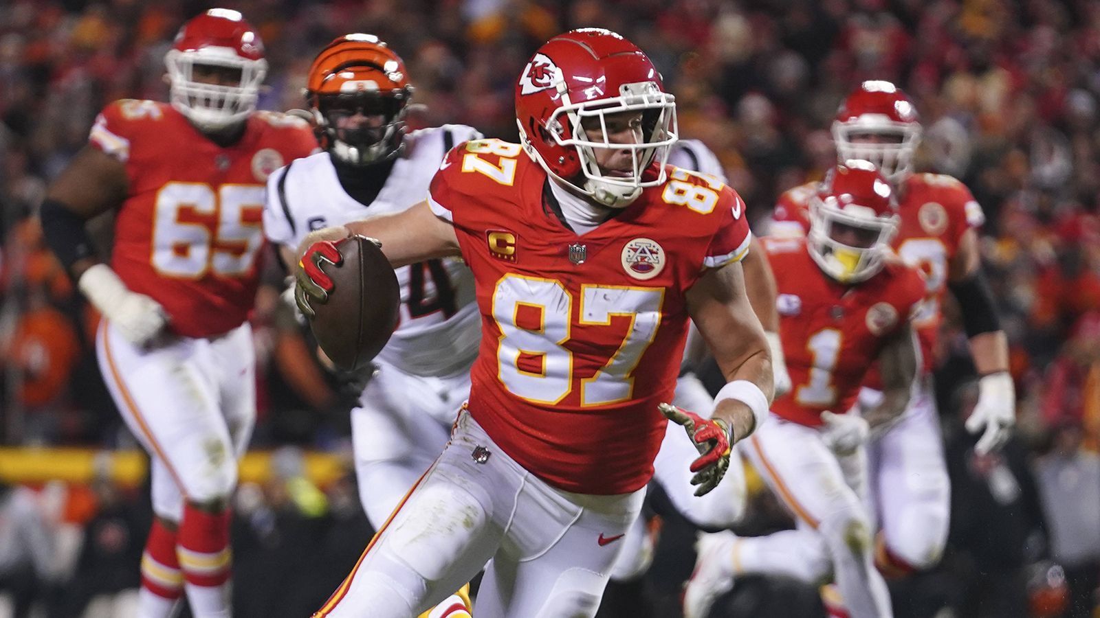 
                <strong>1. Platz: Kansas City Chiefs</strong><br>
                &#x2022; Starter: Travis Kelce<br>&#x2022; Backups: Noah Gray, Blake Bell, Jody Fortson<br>Allerdings kann niemand Travis Kelce und den Tight Ends der Chiefs Platz 1 streitig machen. Zwar verfügen die Chiefs nicht über die besten Backups der Liga (Noah Gray, Blake Bell und Jody Fortson hatten aber auch schon gute Momente), aber Travis Kelce spielt - mit Blick auf Konstanz und Leistungs-Output - individuell betracht in einer anderen Liga. Seit 2015 (!) knackte er in jeder Spielzeit 1.000 Receiving Yards - allein in den letzten drei Saisons kam er auf knapp 4.700 Yards Raumgewinn. 
              