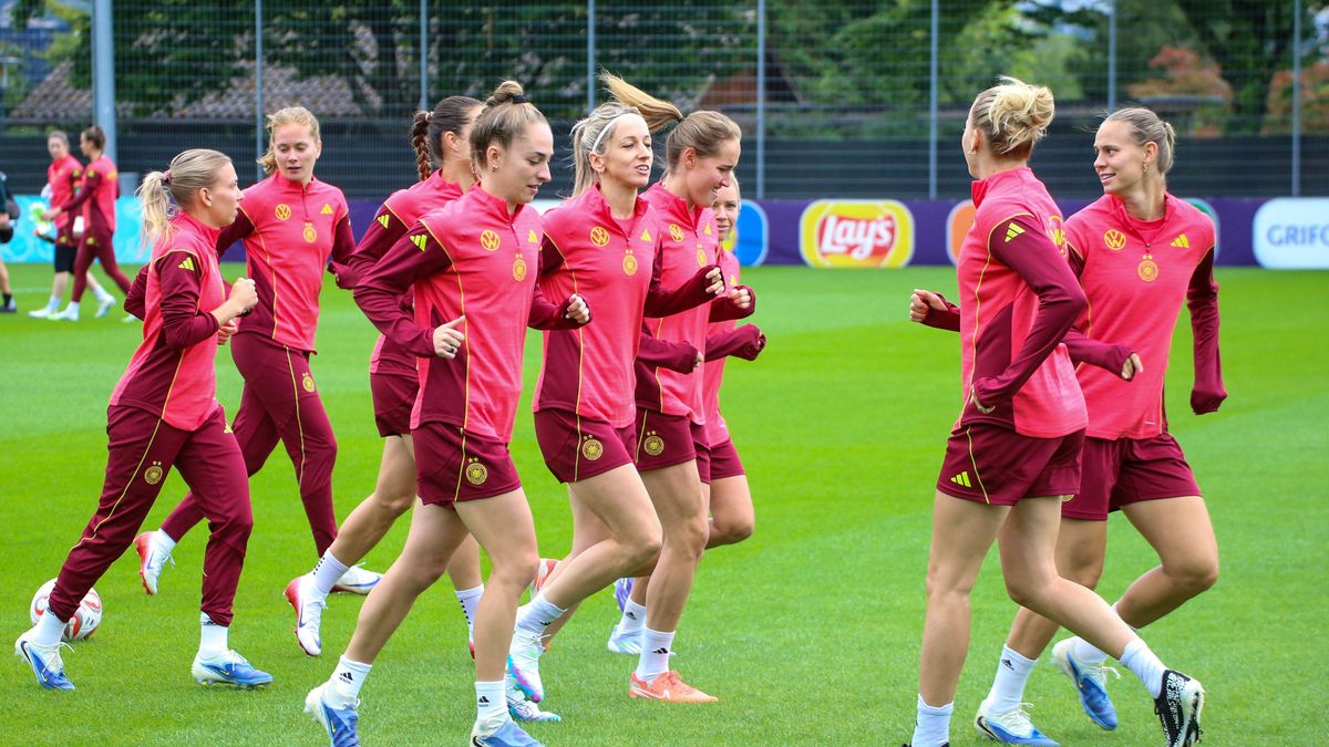 21.07.2025, xgrfx, Fussball DFB Medientermine, Deutsche Frauennationalmannschaft - Training v.l. Elisa Senß, Sjoeke Nüsken, Sophia Kleinherne, Kathrin Hendrich, Sydney Lohmann, Laura Freigang, Klar...