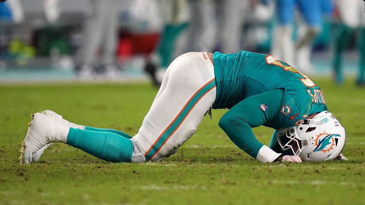 NFL, American Football Herren, USA Tennessee Titans at Miami Dolphins Sep 30, 2024; Miami Gardens, Florida, USA; Miami Dolphins linebacker Jaelan Phillips (15) reacts after an apparent injury durin...